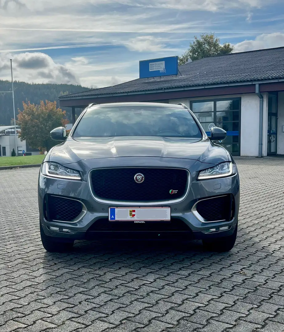 Jaguar F-Pace 30d AWD S Aut. Grau - 2