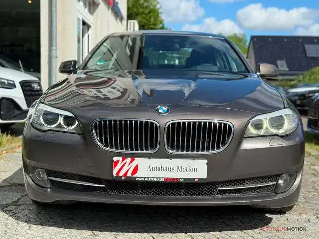BMW 5 Series view 3