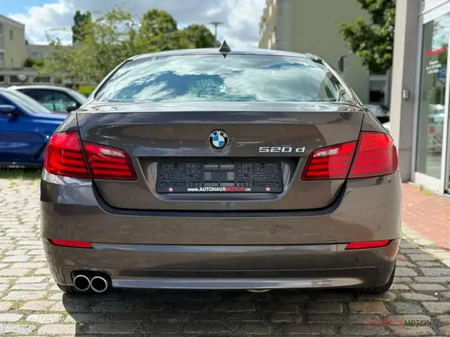 BMW 5 Series view 6
