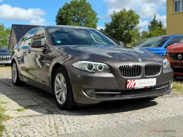 BMW 5 Series view 4