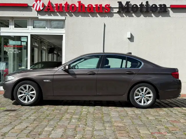 BMW 5 Series view 9