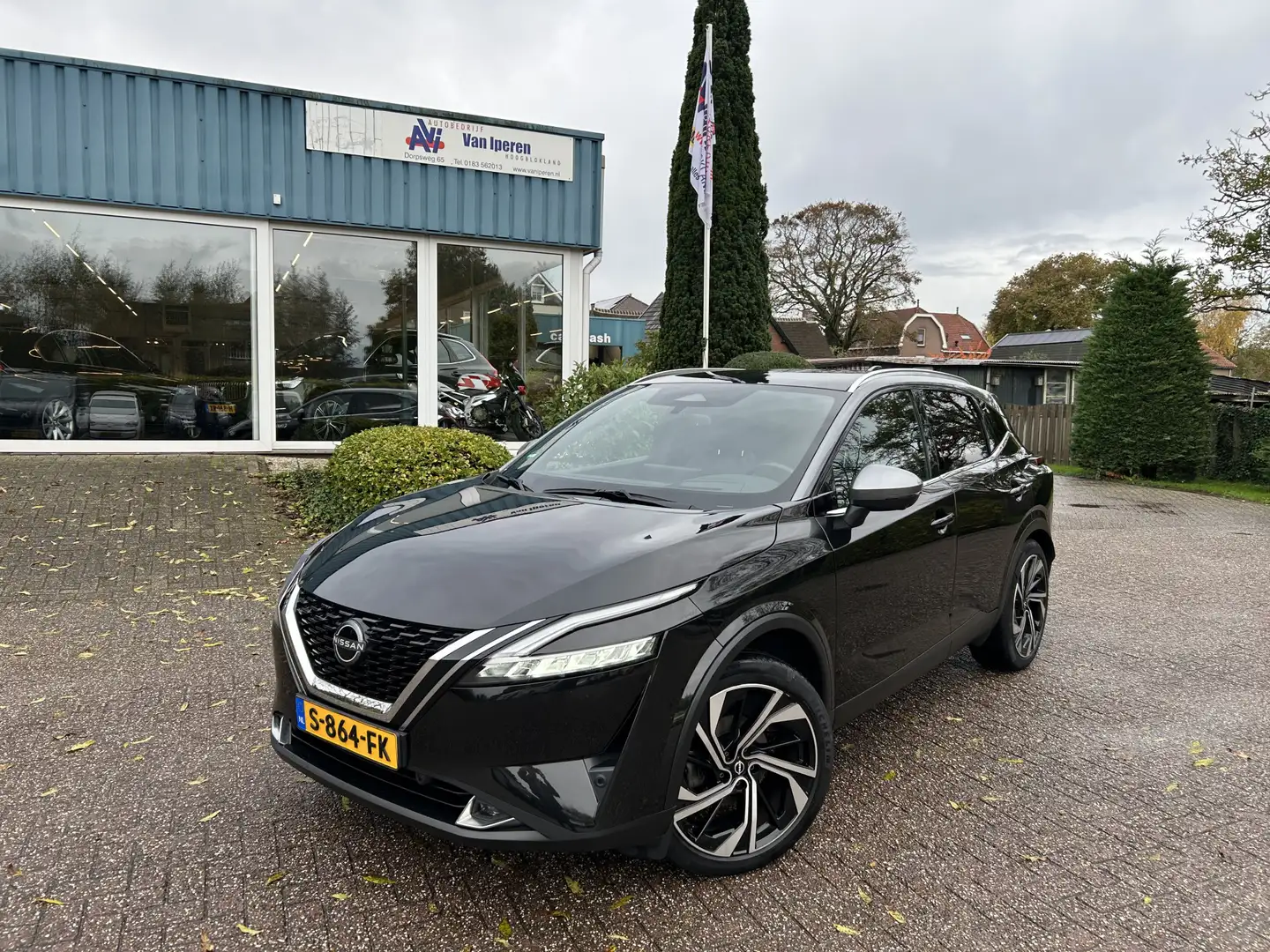 Nissan Qashqai 1.3 MHEV Tekna Plus Zwart - 1