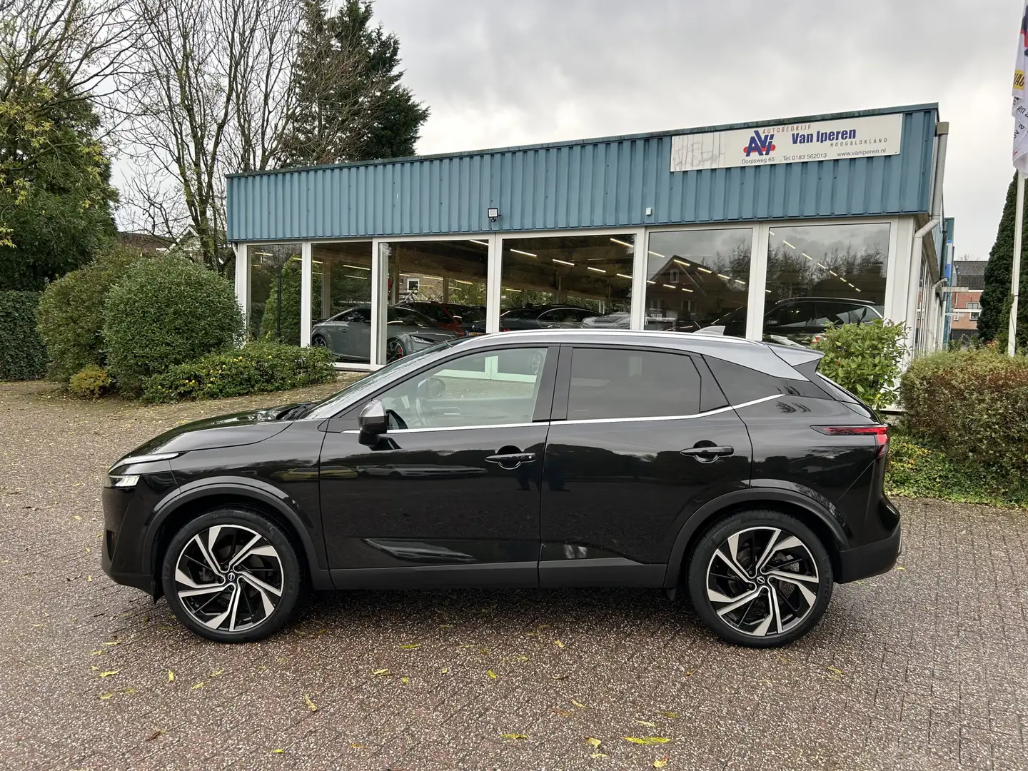 Nissan Qashqai 1.3 MHEV Tekna Plus Zwart - 2