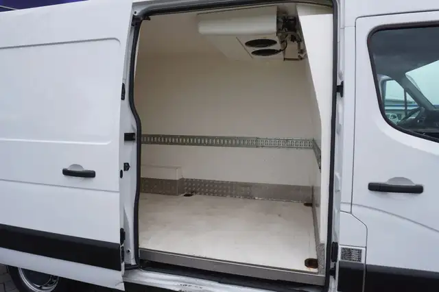 Opel Movano view 9