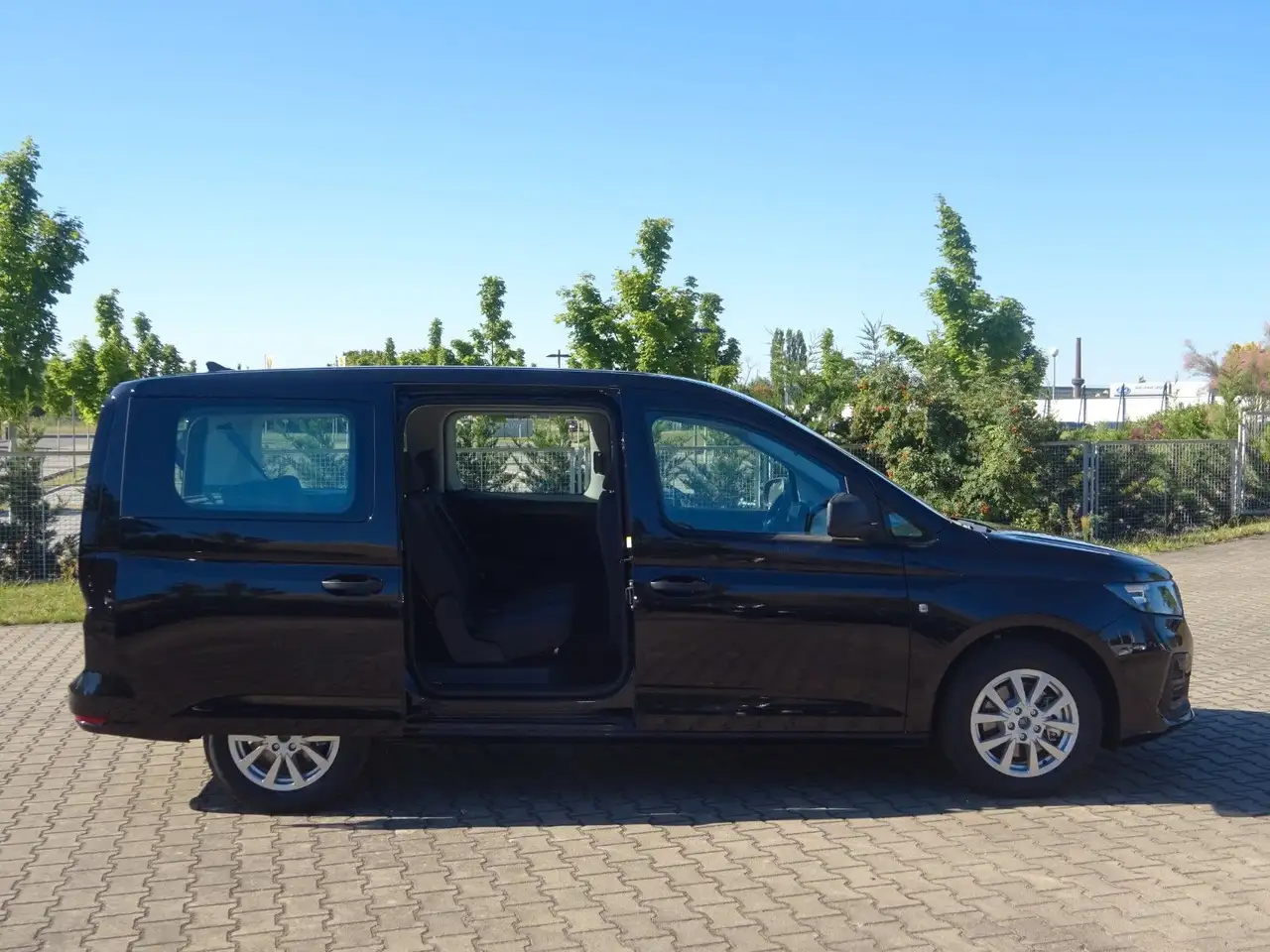 Ford Grand Tourneo 2026 — фото 11
