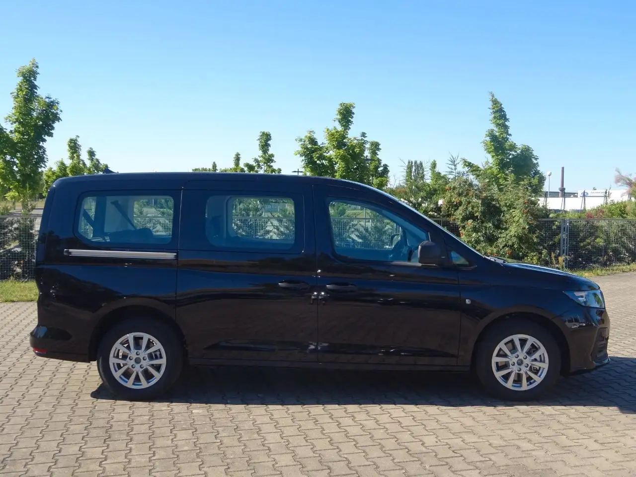 Ford Grand Tourneo 2026 — фото 10