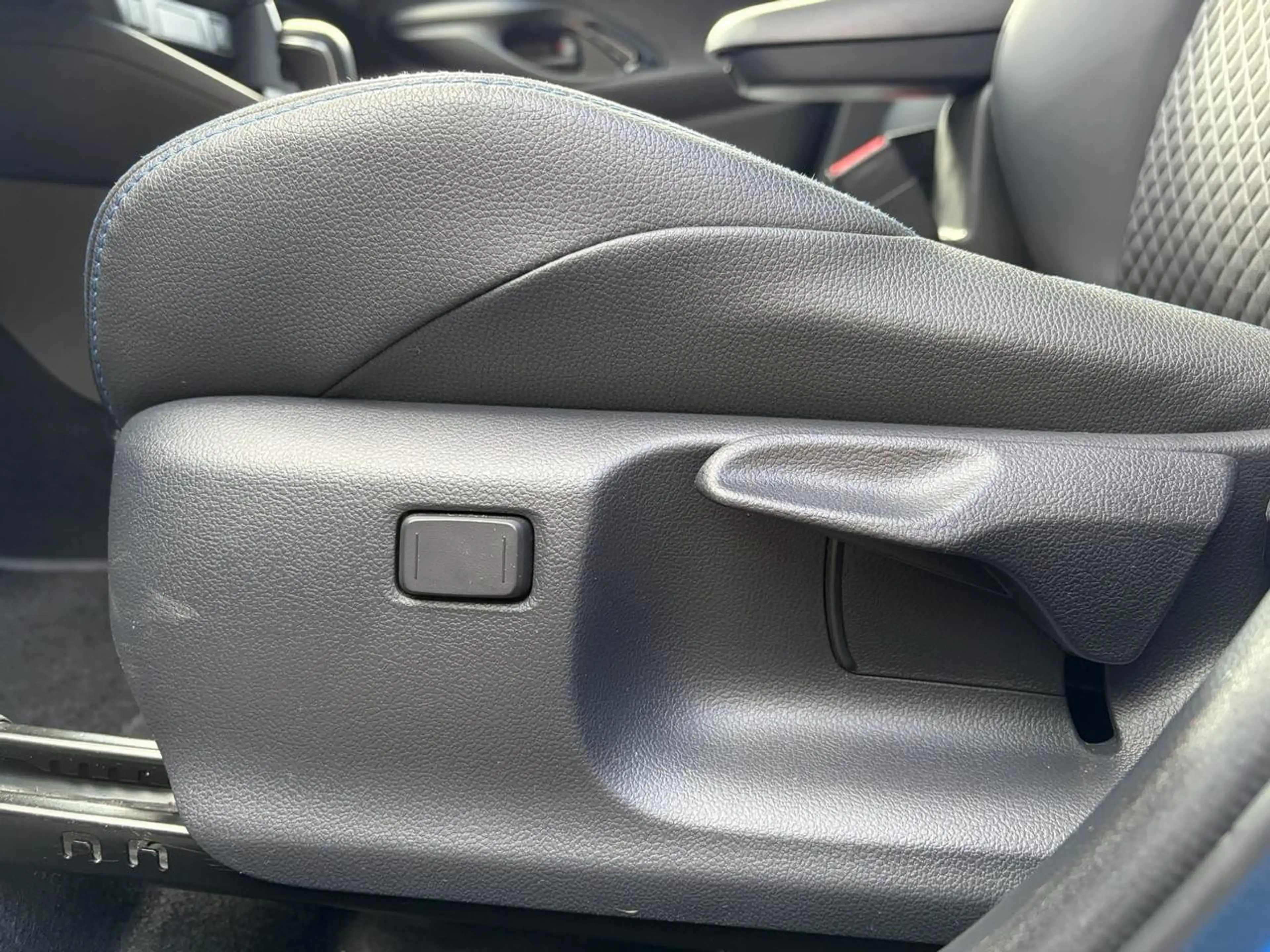 Toyota Yaris Hybrid 130 Launch Edition A/T — photo 15