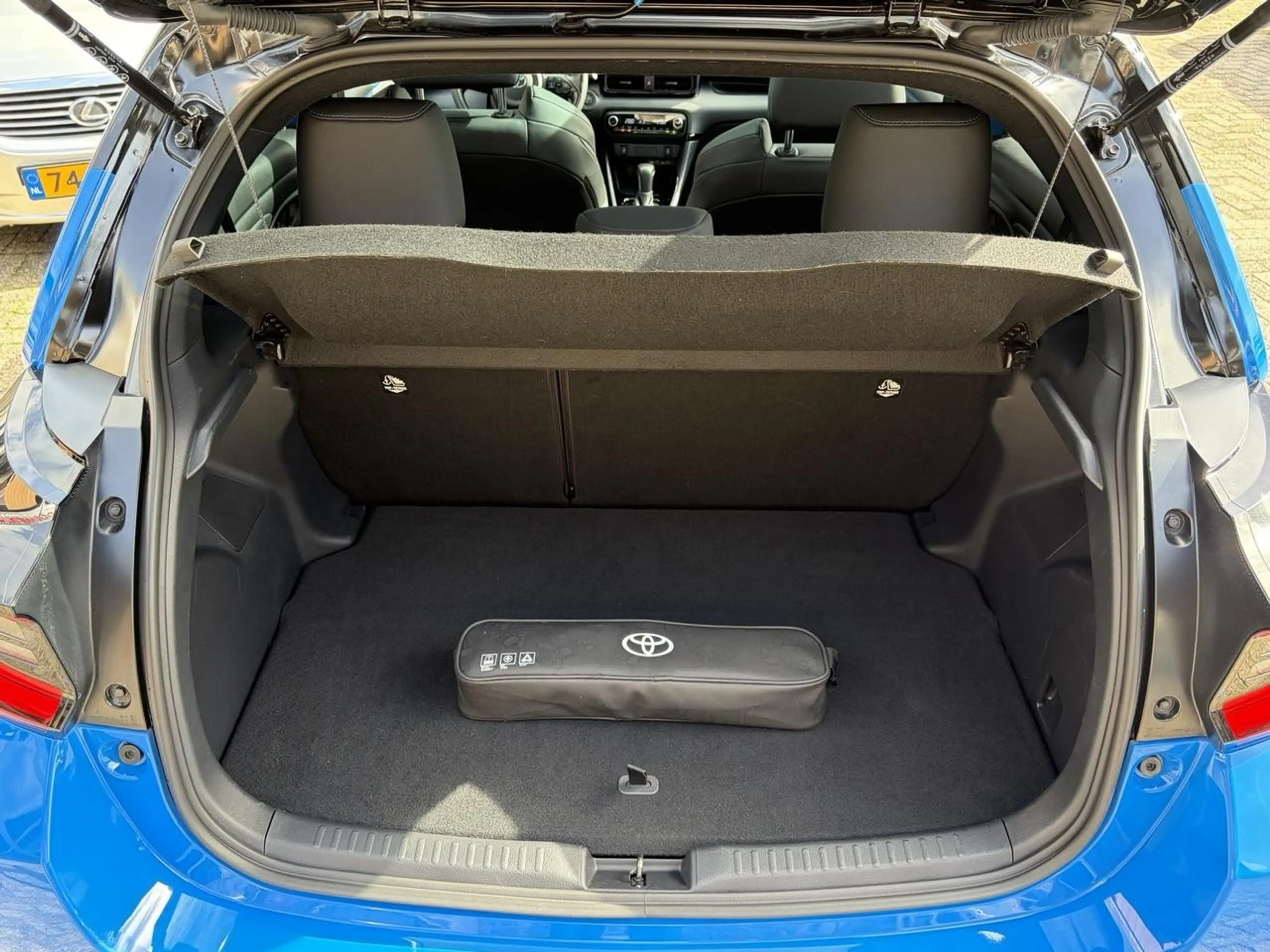 Toyota Yaris Hybrid 130 Launch Edition A/T — photo 10