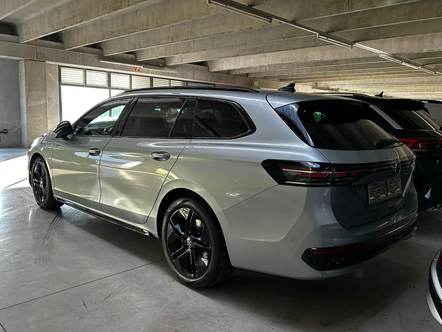 Volkswagen Passat Variant 2.0 tdi scr R-Line Plus 150cv dsg Argento - 2