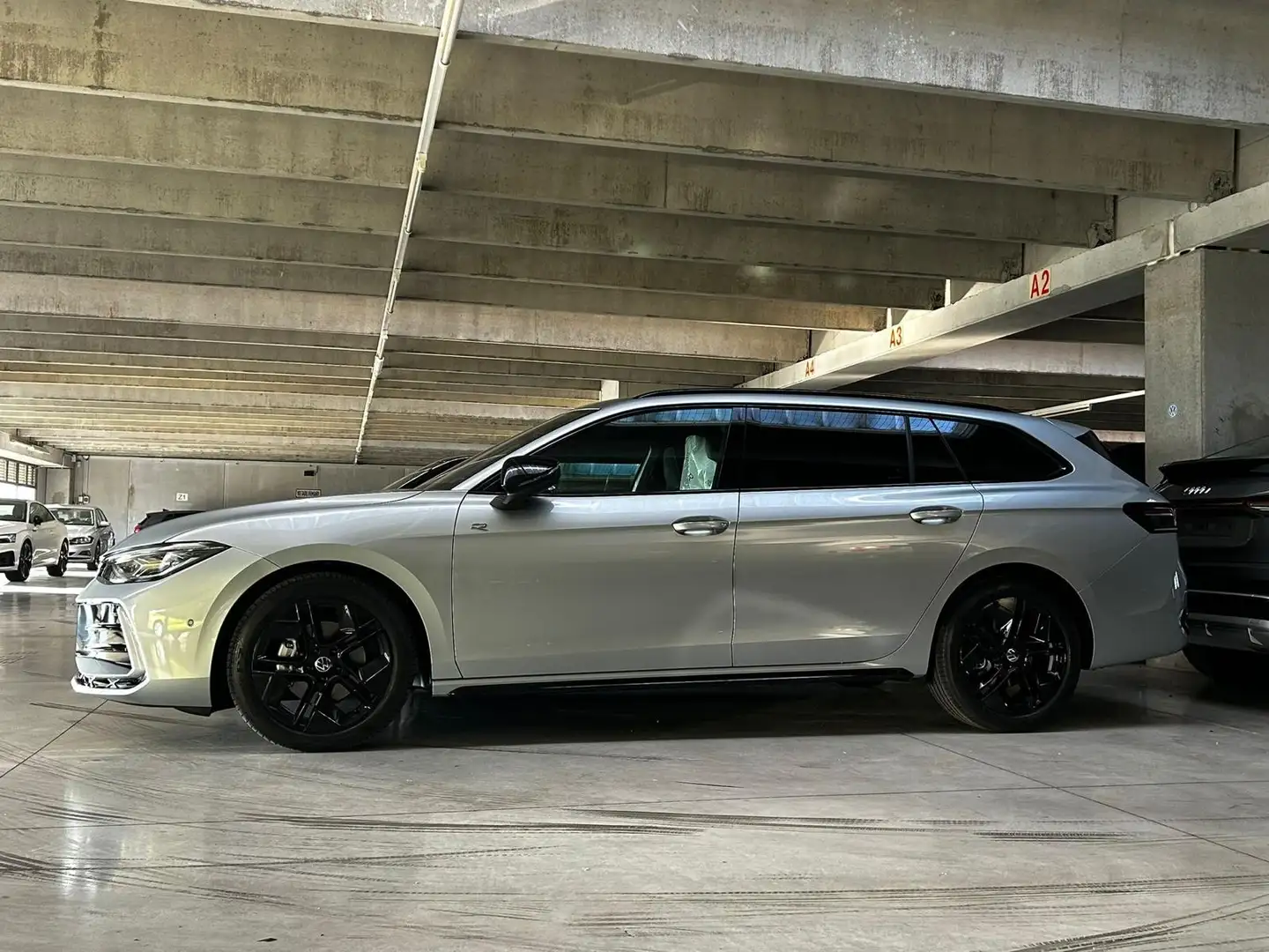 Volkswagen Passat Variant 2.0 tdi scr R-Line Plus 150cv dsg Argento - 1