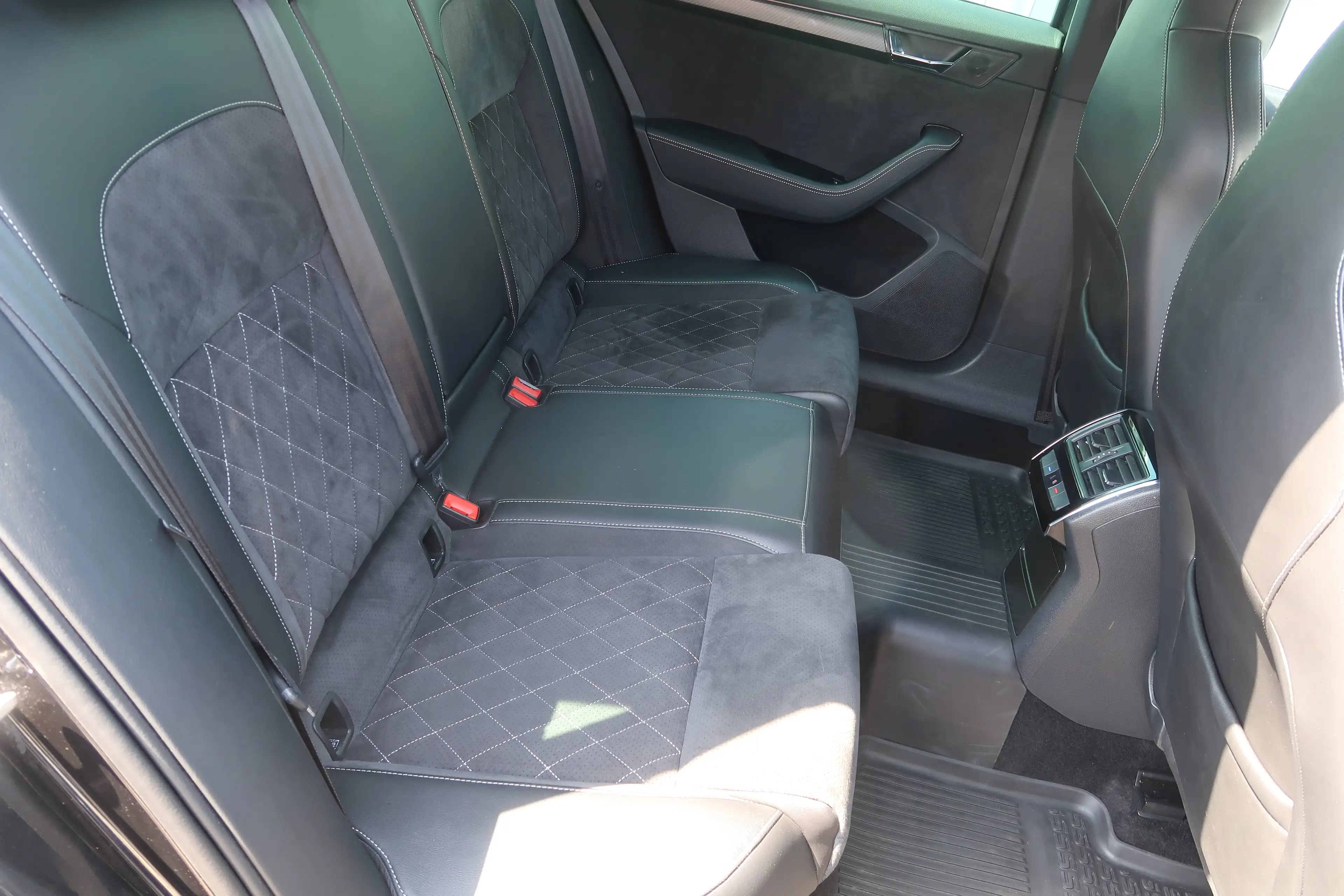 Skoda Superb 2.0 TDi Sportline ACC DSG DCC Matrix-Beam Pano — photo 12