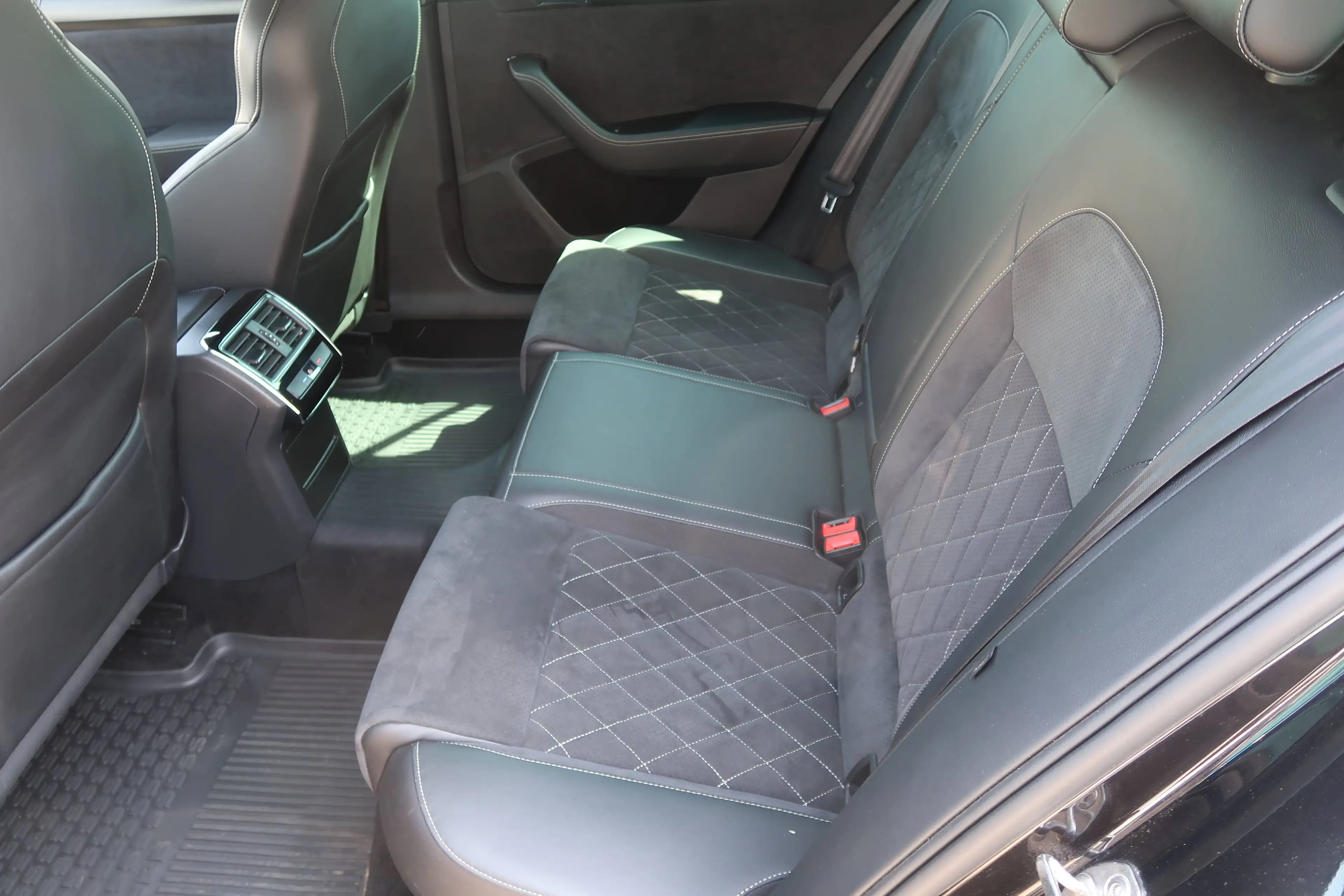 Skoda Superb 2.0 TDi Sportline ACC DSG DCC Matrix-Beam Pano — photo 11