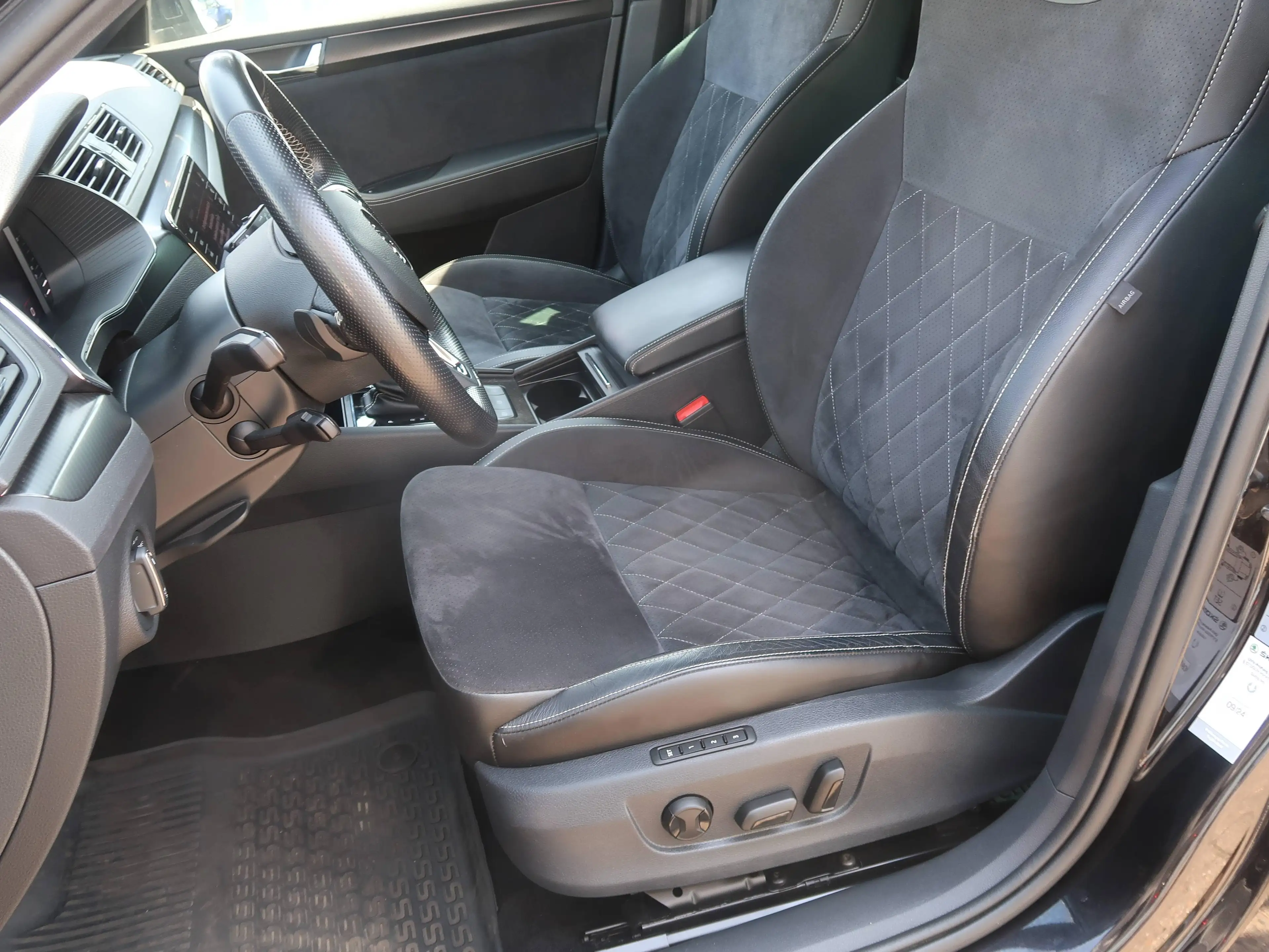 Skoda Superb 2.0 TDi Sportline ACC DSG DCC Matrix-Beam Pano — photo 8