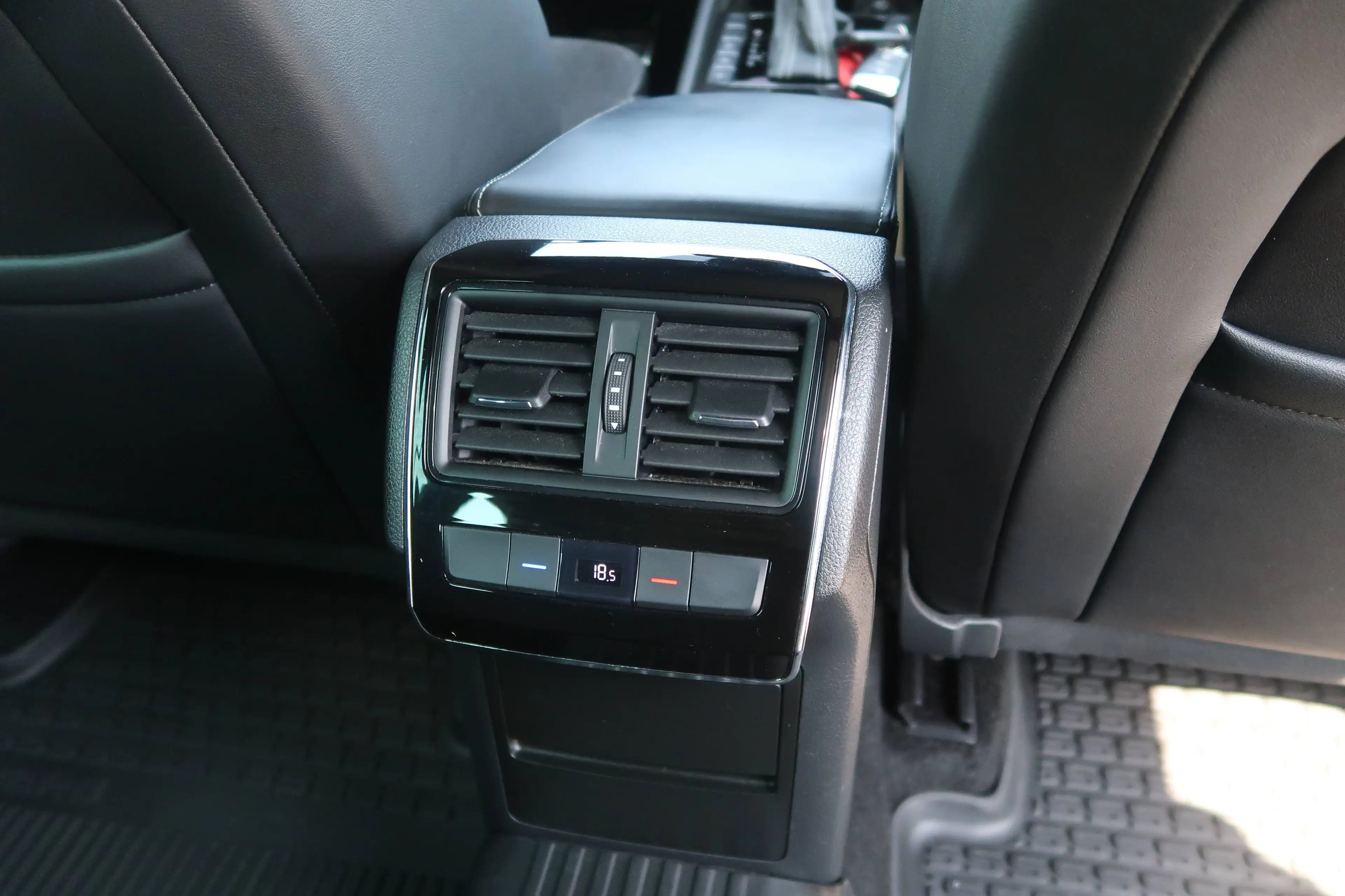 Skoda Superb 2.0 TDi Sportline ACC DSG DCC Matrix-Beam Pano — photo 13