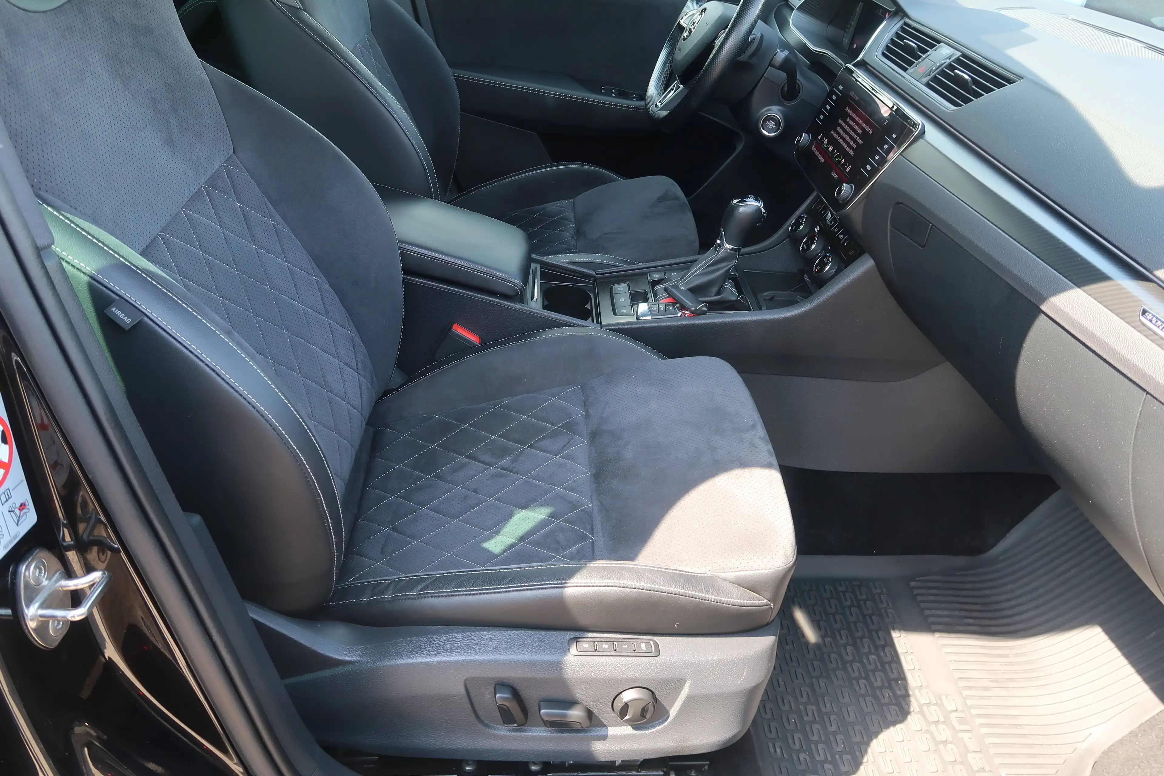 Skoda Superb 2.0 TDi Sportline ACC DSG DCC Matrix-Beam Pano — photo 14