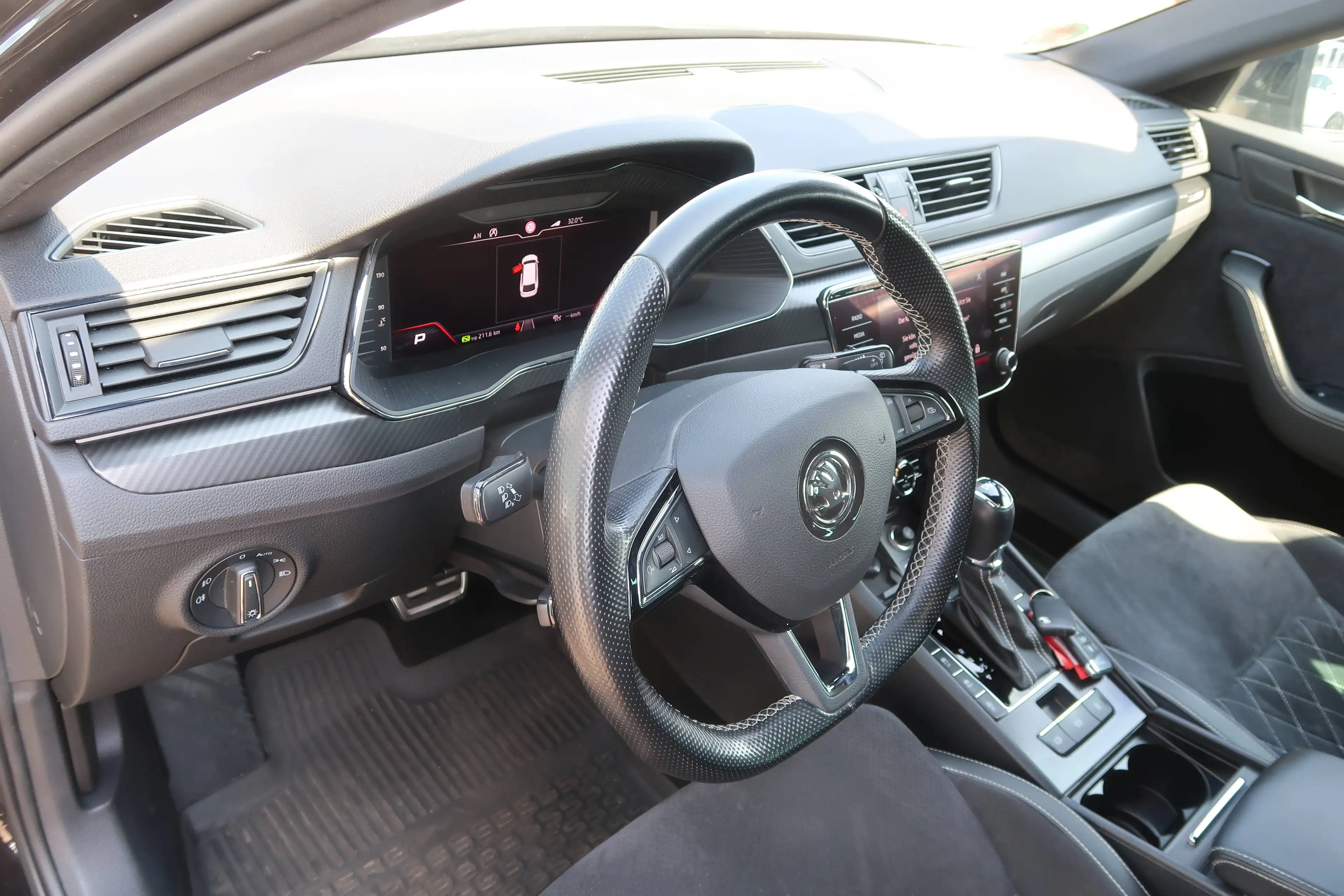 Skoda Superb 2.0 TDi Sportline ACC DSG DCC Matrix-Beam Pano — photo 7