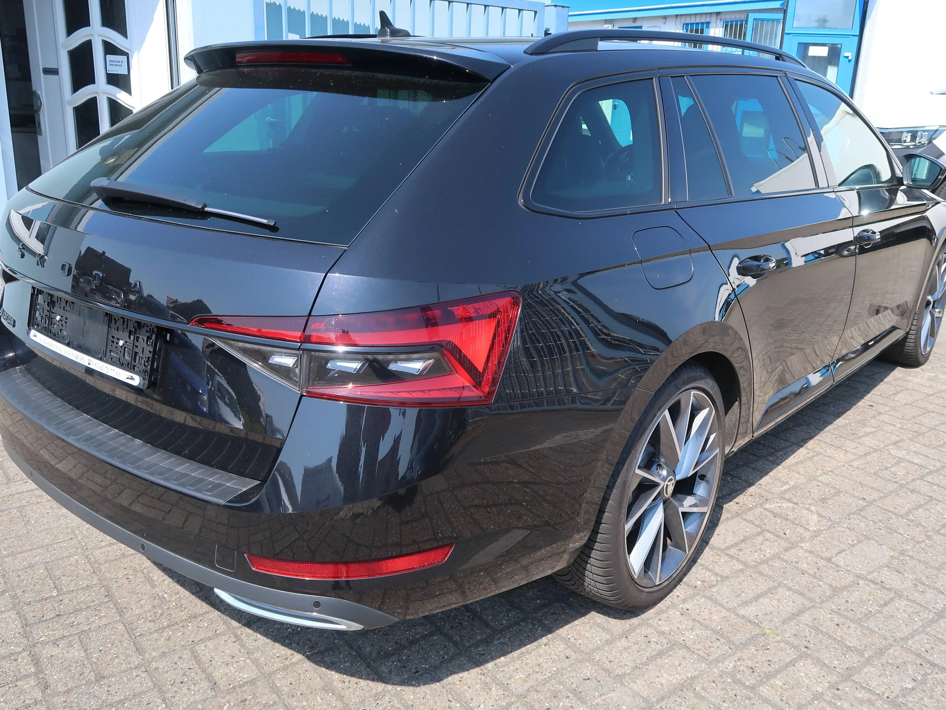Skoda Superb 2.0 TDi Sportline ACC DSG DCC Matrix-Beam Pano — photo 4