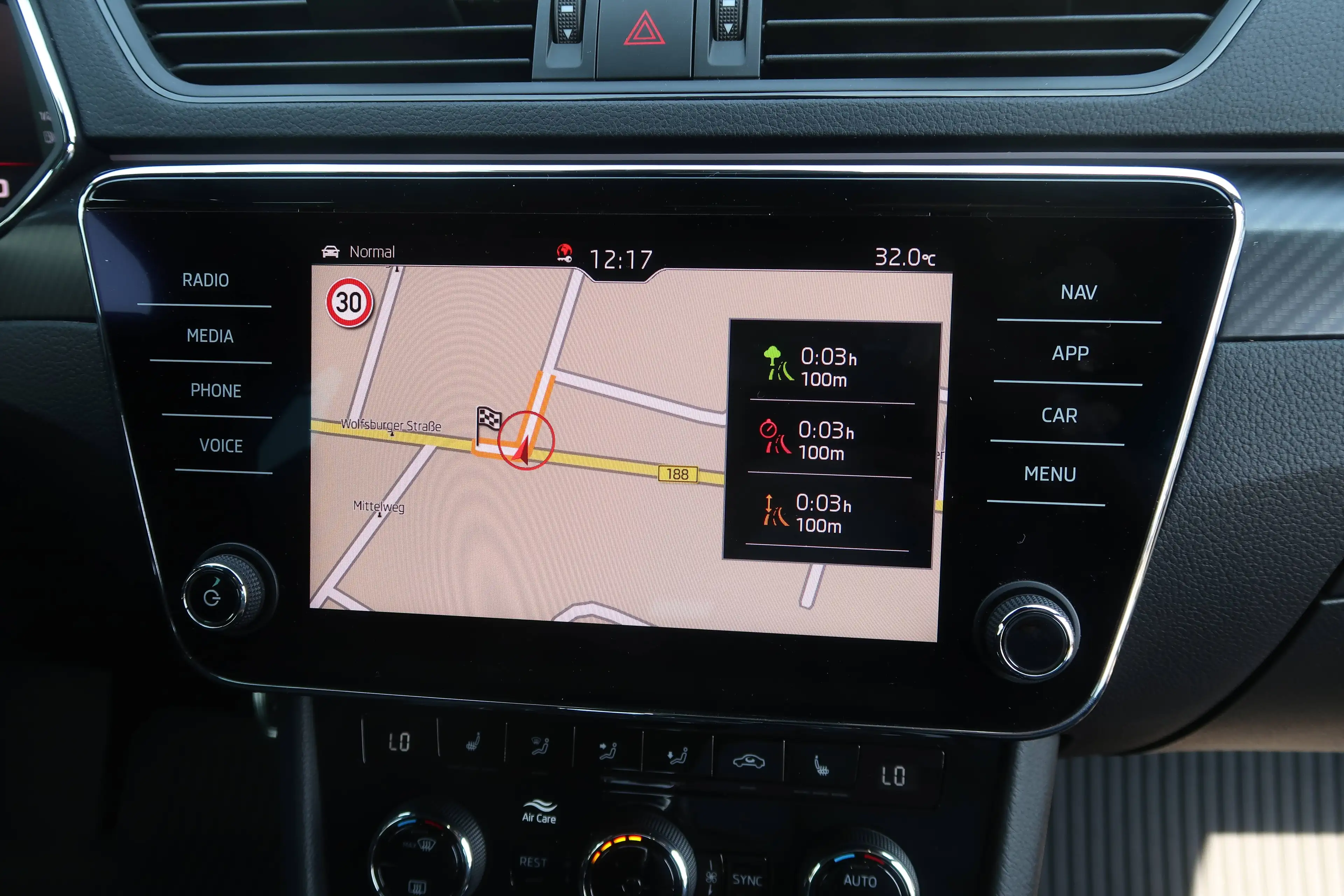 Skoda Superb 2.0 TDi Sportline ACC DSG DCC Matrix-Beam Pano — photo 15