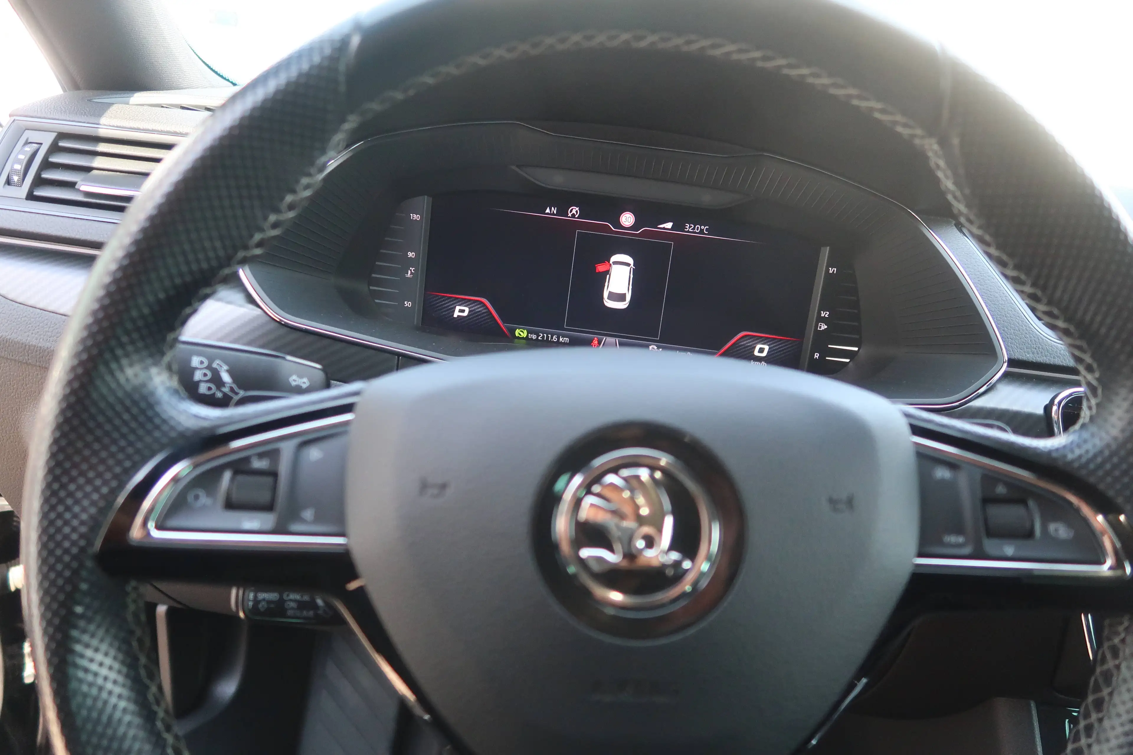 Skoda Superb 2.0 TDi Sportline ACC DSG DCC Matrix-Beam Pano — photo 10