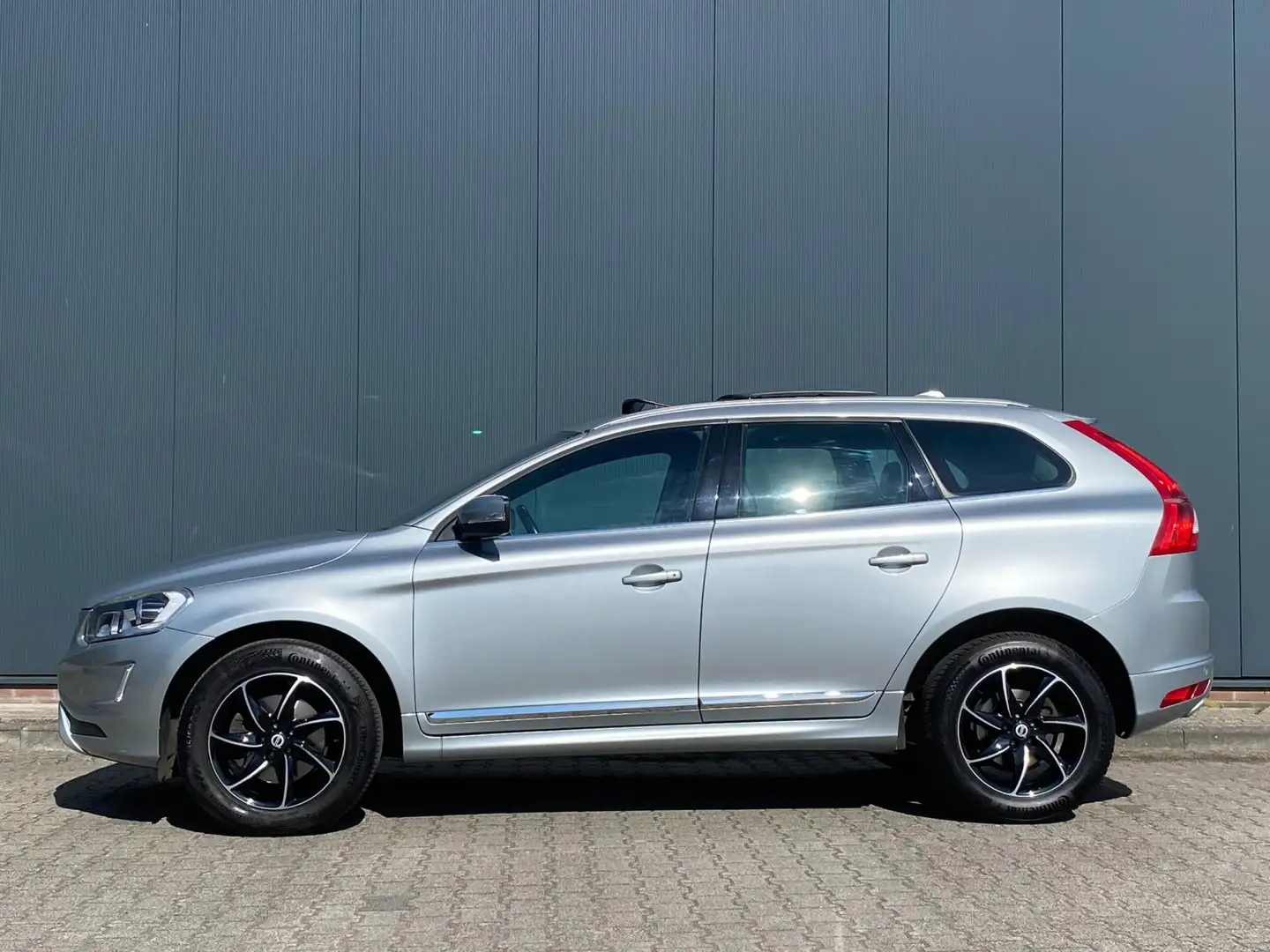 Volvo XC60 2.0 T5 FWD Summum | Leder | Trekhaak | Panoramadak Grijs - 2