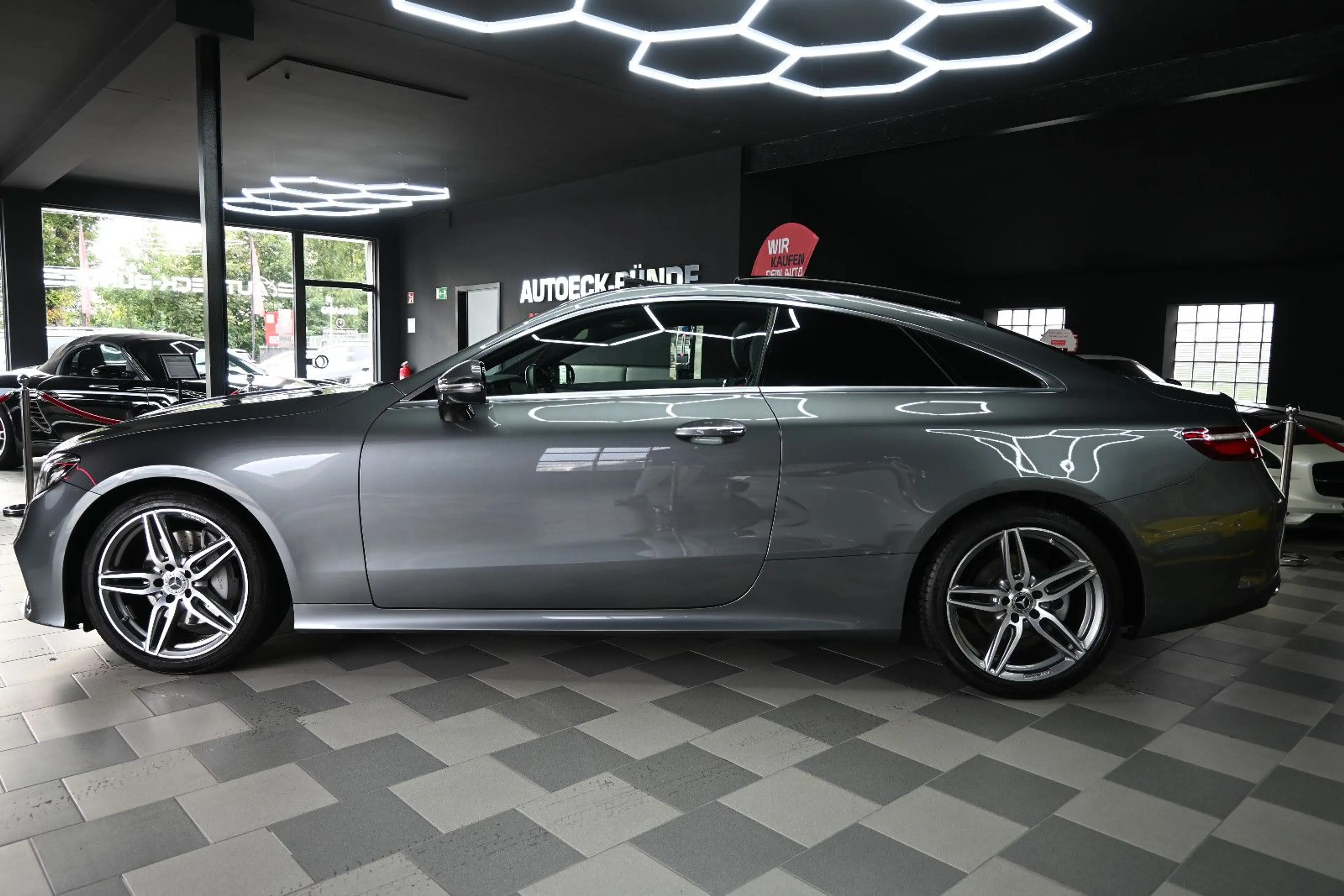 Mercedes-Benz E 300 E300 Coupe AMG/Pano/TW-Ass/Burmester/Kam/Distro — photo 9