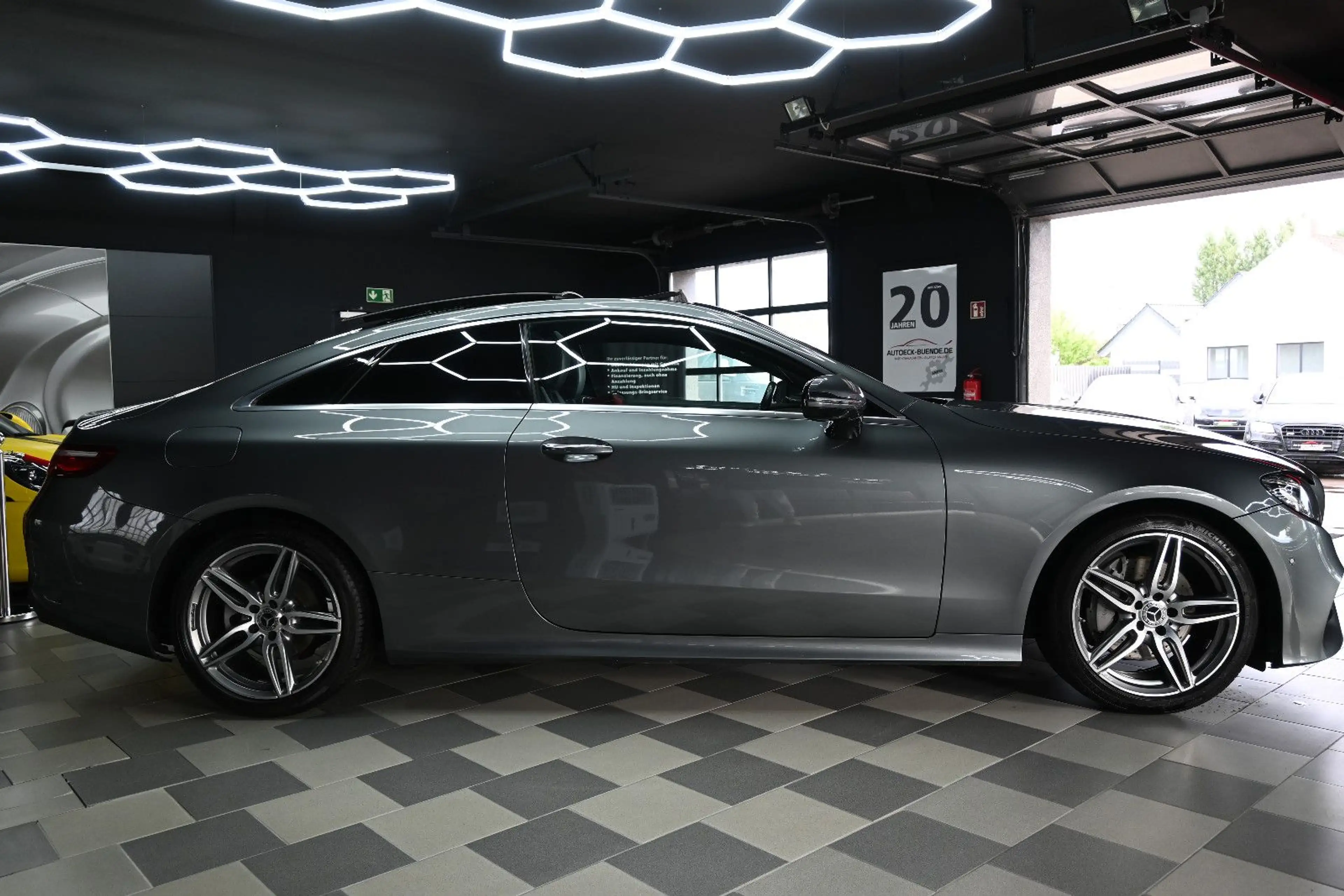 Mercedes-Benz E 300 E300 Coupe AMG/Pano/TW-Ass/Burmester/Kam/Distro — photo 5