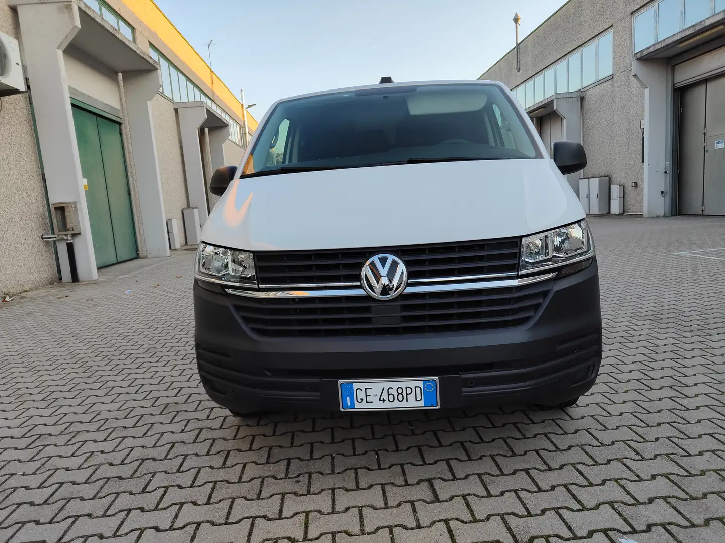 Volkswagen T6.1 Transporter 2.0 TDI 150 cv DSG Bianco - 2