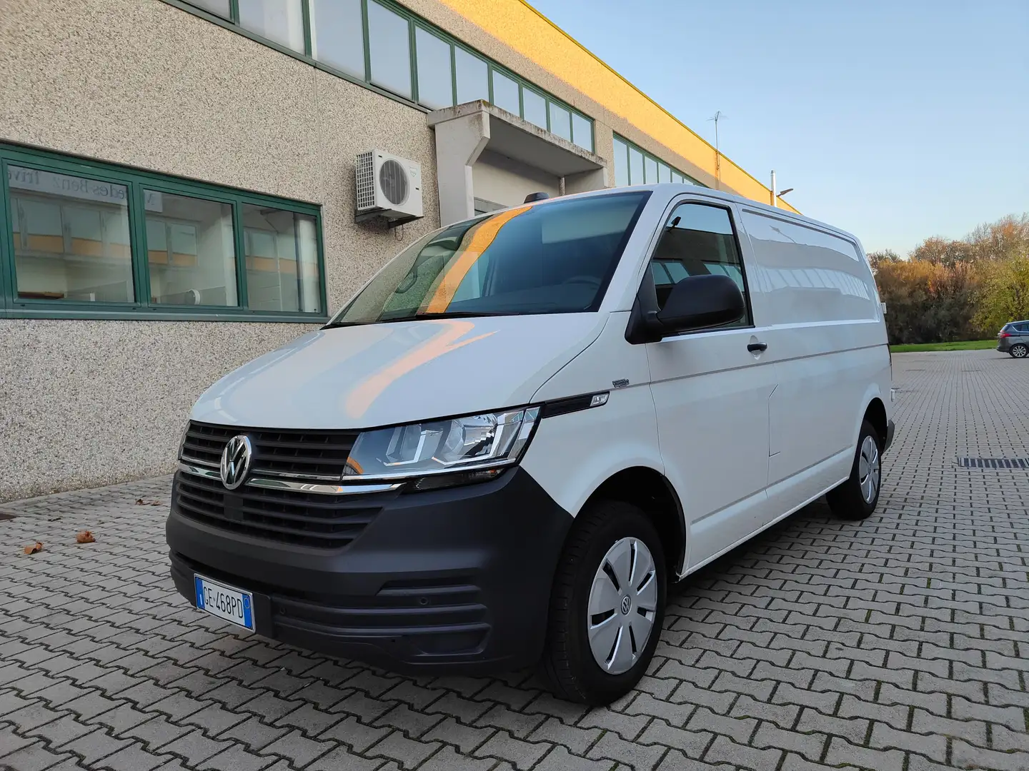 Volkswagen T6.1 Transporter 2.0 TDI 150 cv DSG Bianco - 1