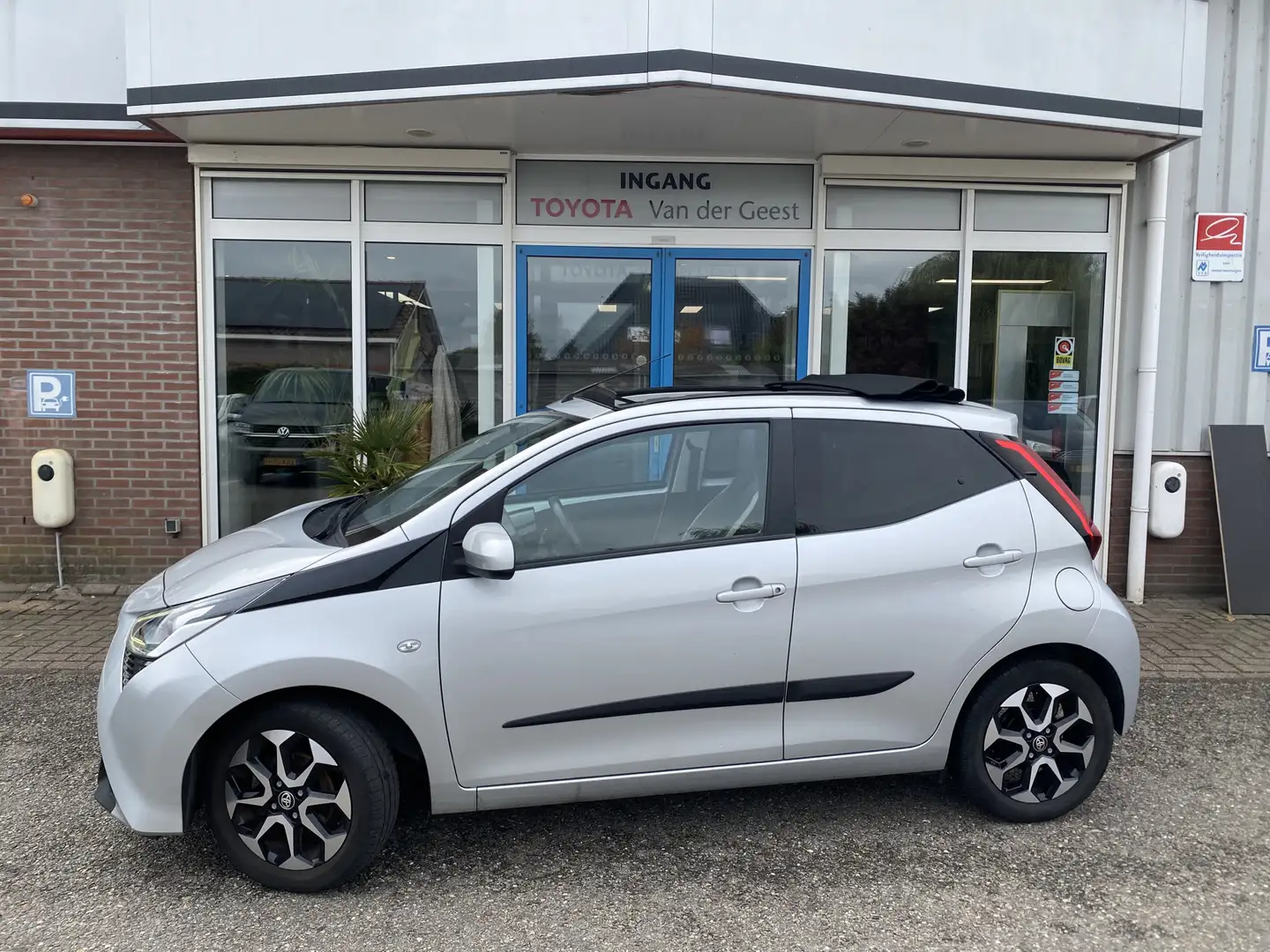 Toyota Aygo 1.0 VVT-i x-joy | Cabriodak | Carplay Grijs - 1