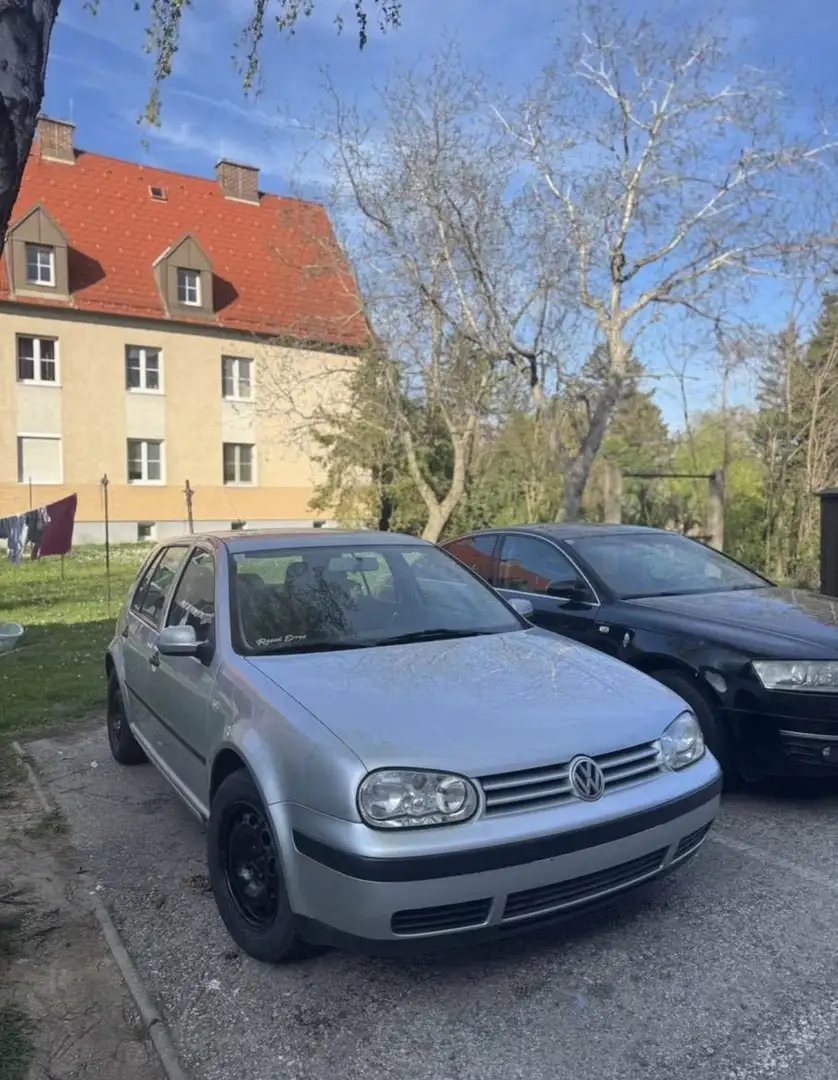 Volkswagen Golf - 1