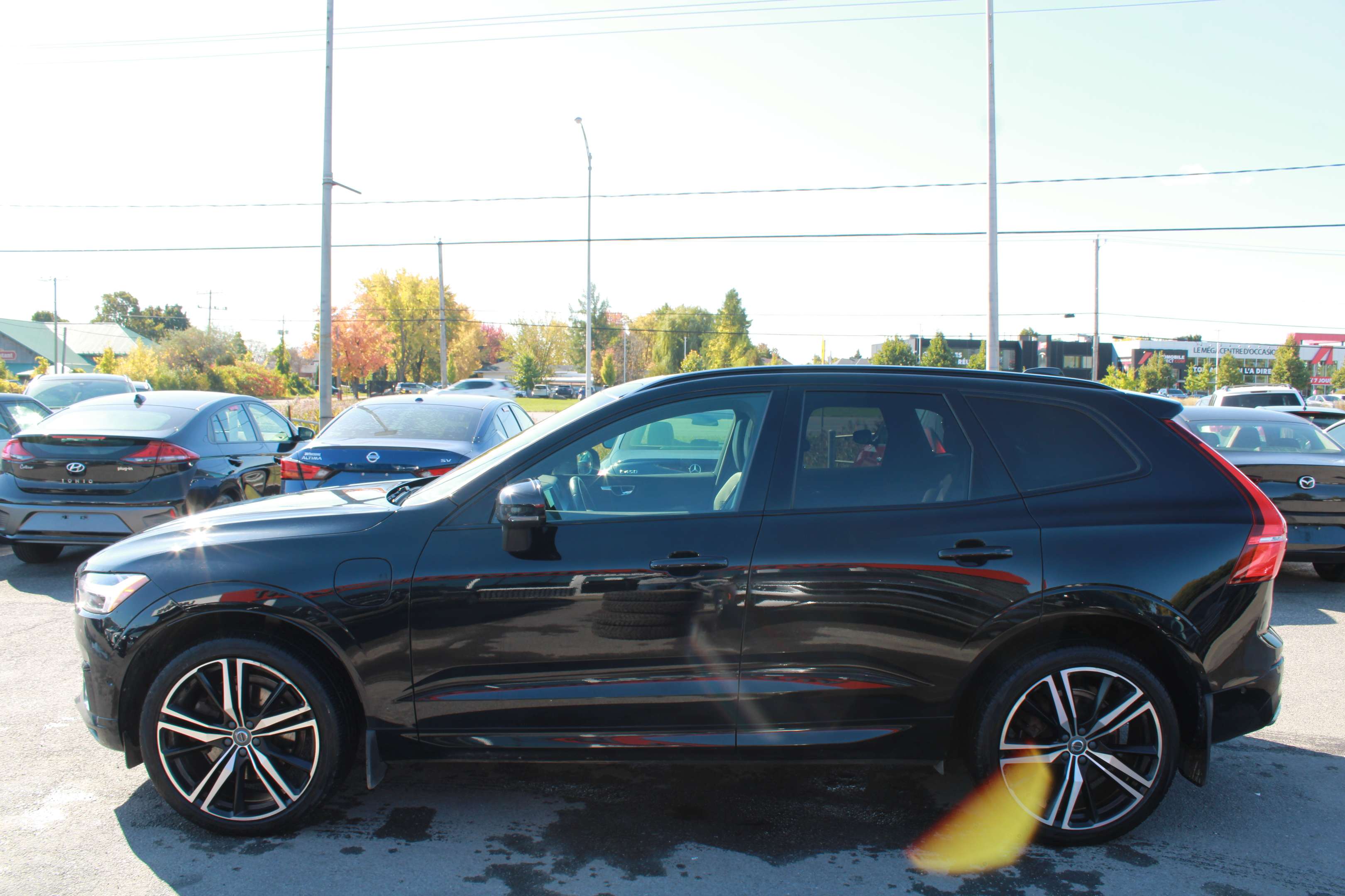 2021 Volvo XC60 Recharge R-Design - Image 3