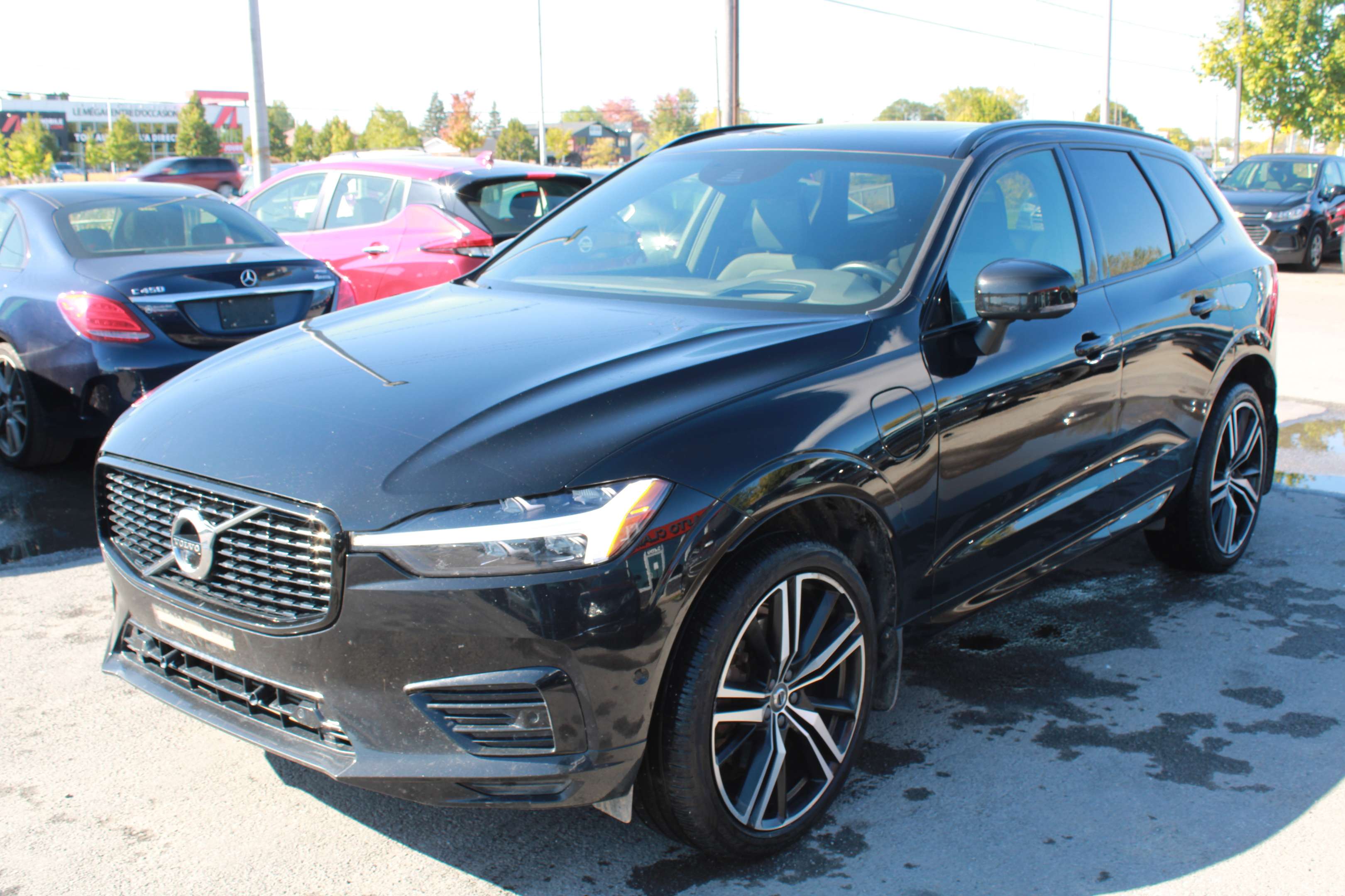 2021 Volvo XC60 Recharge R-Design - Image 2