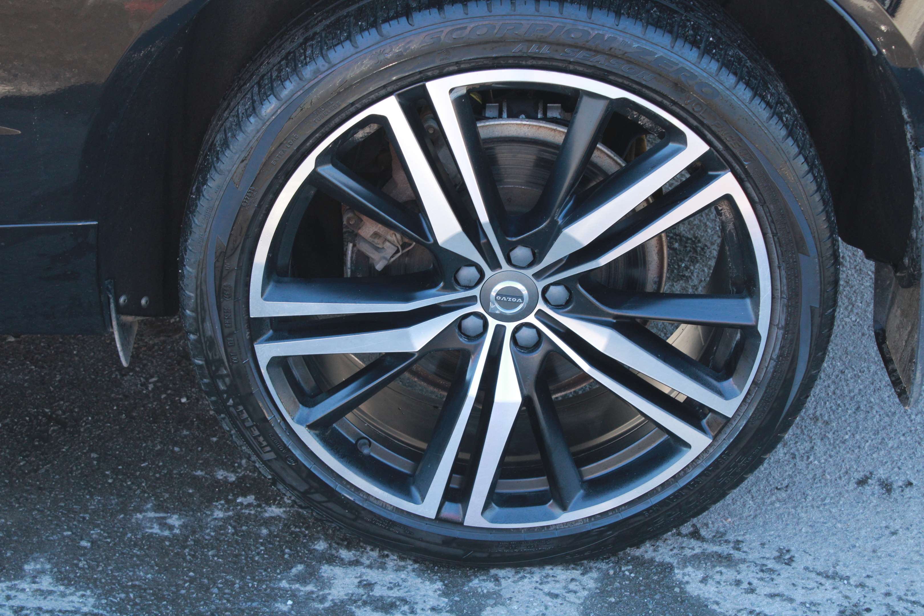 2021 Volvo XC60 Recharge R-Design - Image 14