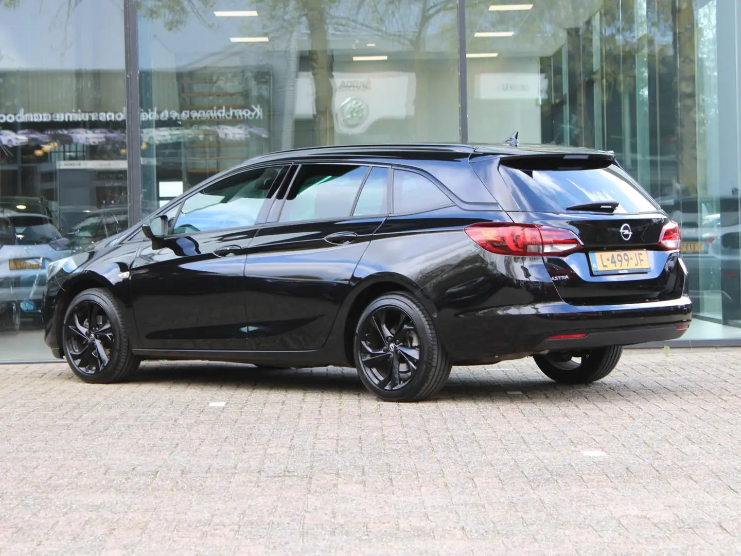 Opel Astra Sports Tourer 1.2 Elegance | Navi / Leder / Camera Zwart - 2