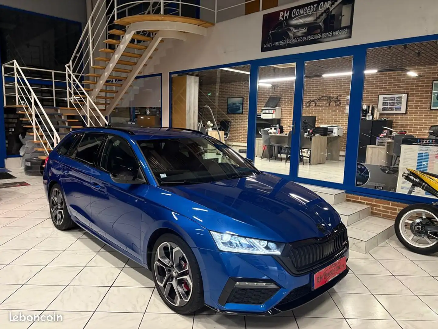 Skoda Octavia RS 2.0TSI 245CH ACC-DSG-GPS-LED-KEYLESS-AFFICHAGE TETE HAUTE-SIEGES ELECTRIQUE-SYSTEME DE SON CANTON-ATTACHE REM Bleu - 1