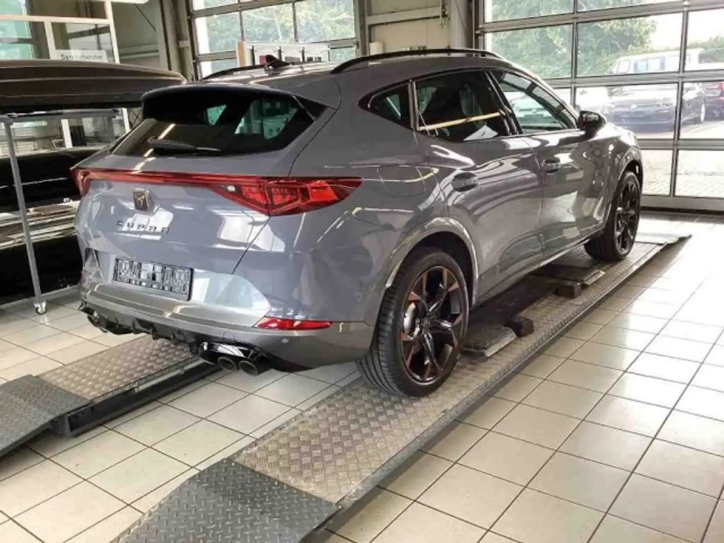 CUPRA Formentor VZ 2.0 TSI DSG 4Drive BREMBO+AHK+BEATS Klima Navi Grau - 2