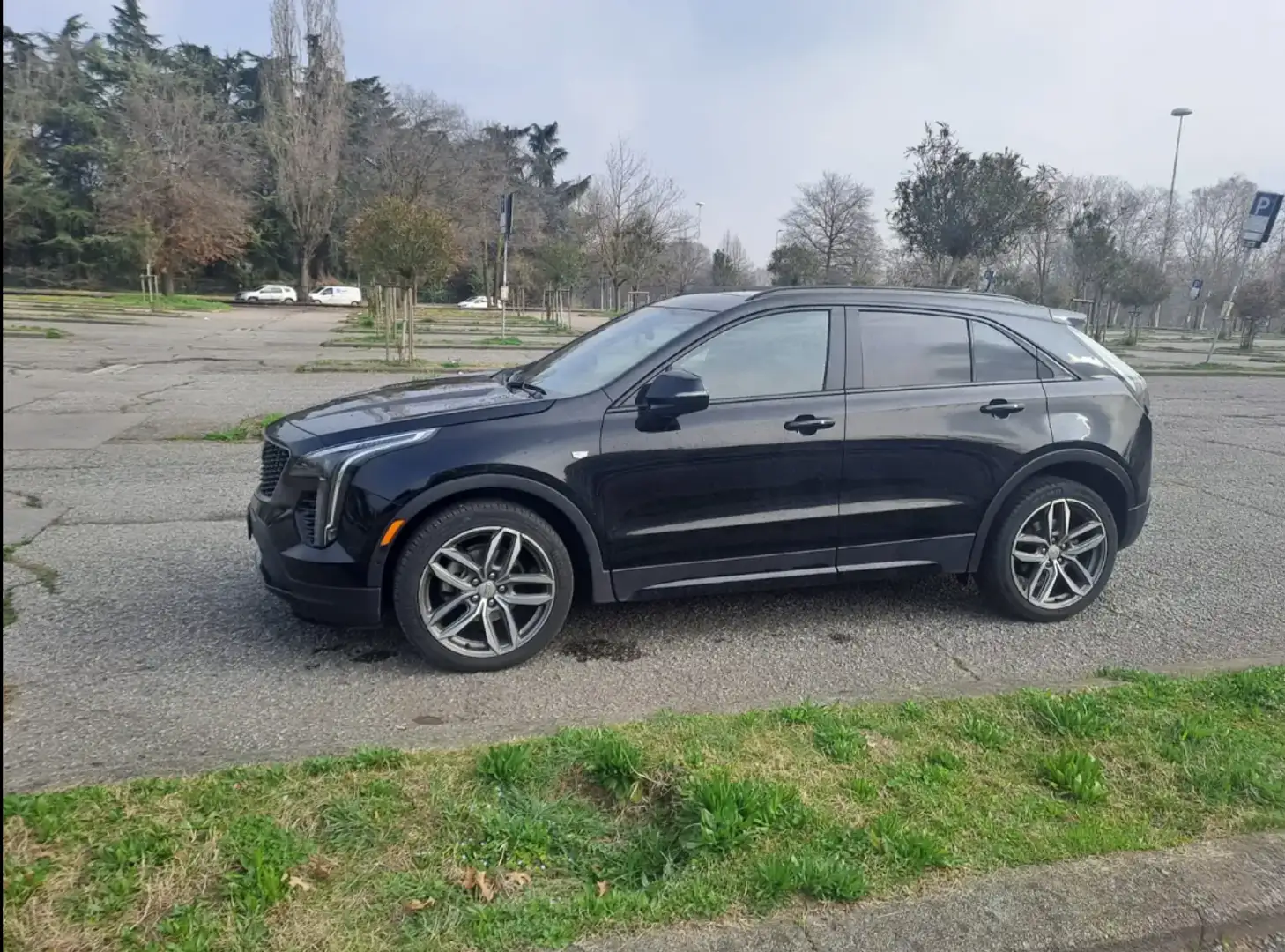 Cadillac XT4 XT4 2.0 t Sport awd auto Schwarz - 2