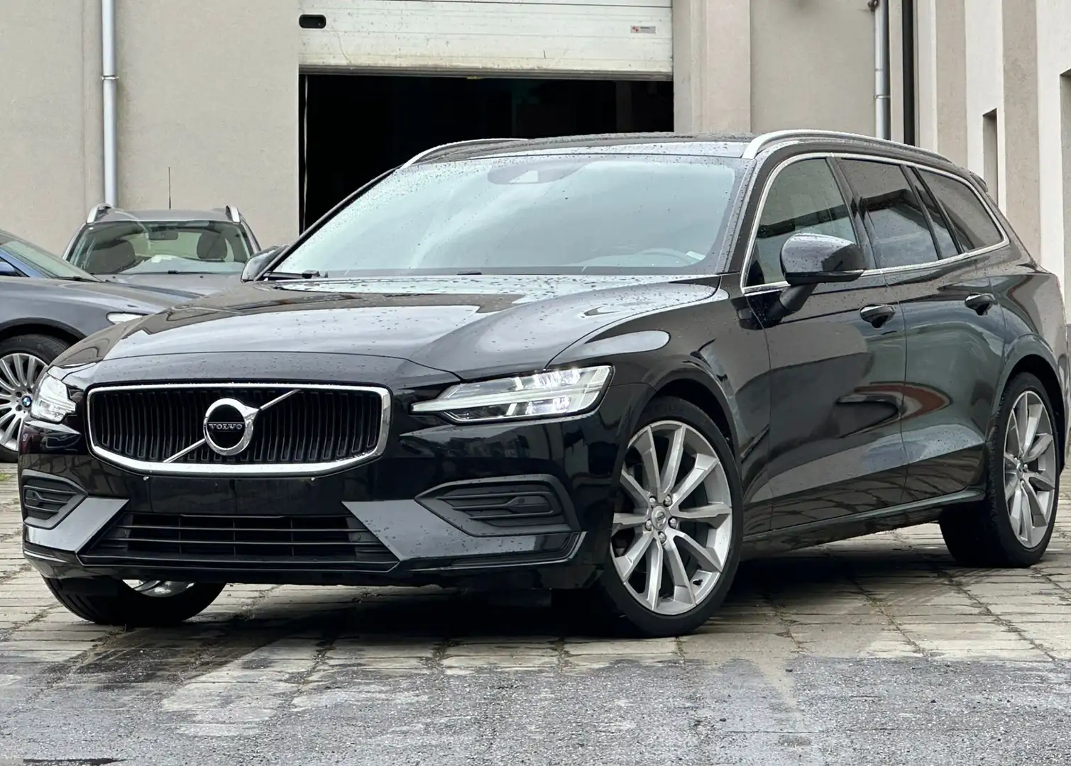 Volvo V60 2.0d D3 150 ch Geartronic 8 Momentum Nero - 1
