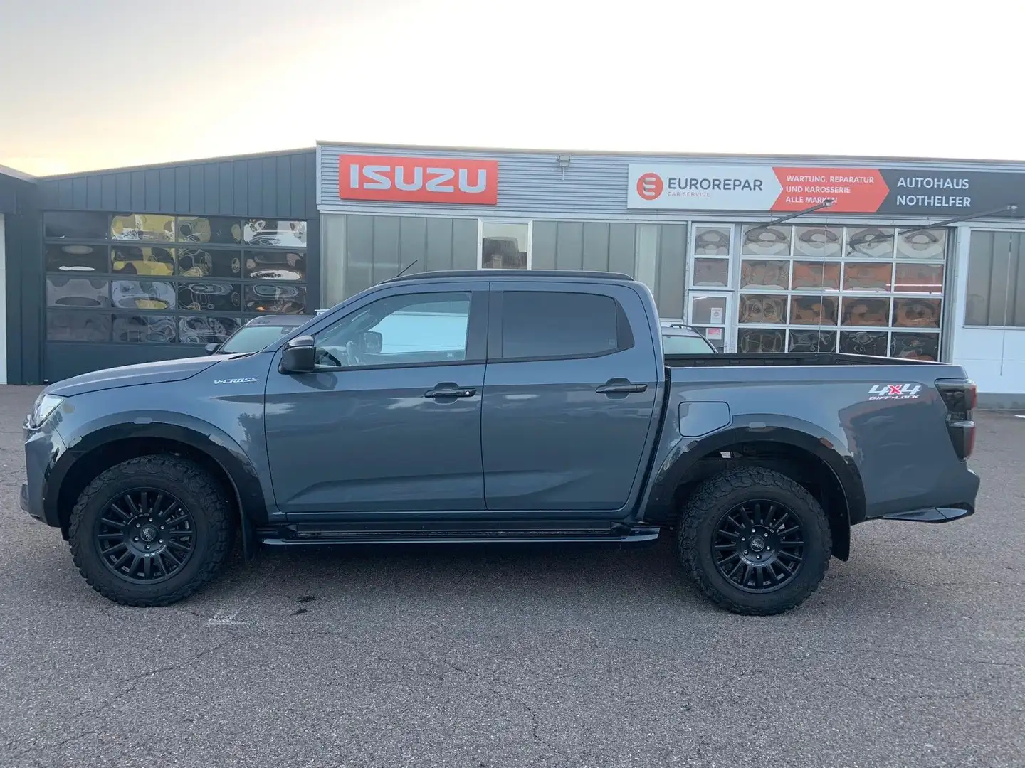 Isuzu D-Max Double Cab 4WD V-CROSS 1/2 Jahreswagen Grau - 1