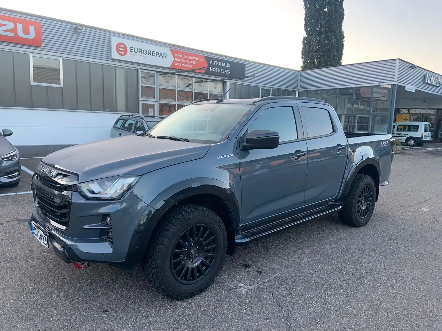 Isuzu D-Max Double Cab 4WD V-CROSS 1/2 Jahreswagen Grau - 2