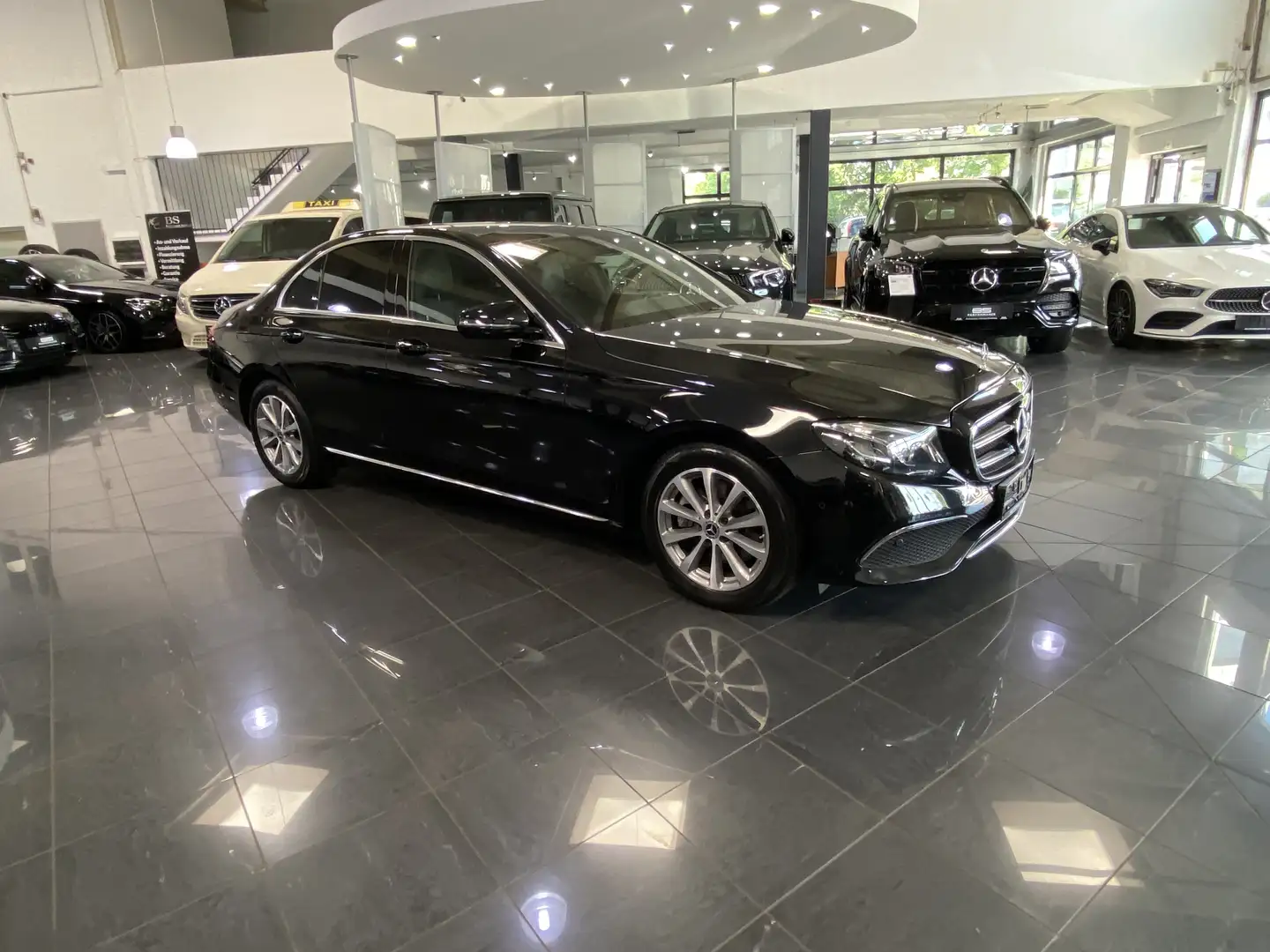 Mercedes-Benz E 220 E 220 d 4Matic Avantgarde*Ambiente*Panoramadach Schwarz - 1