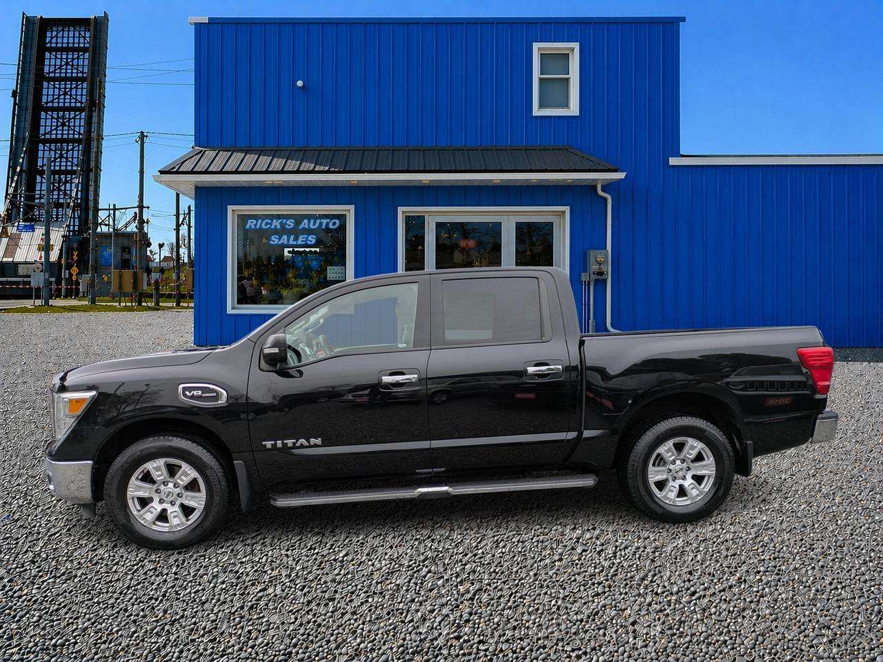 2017 Nissan Titan SV — снимка 1