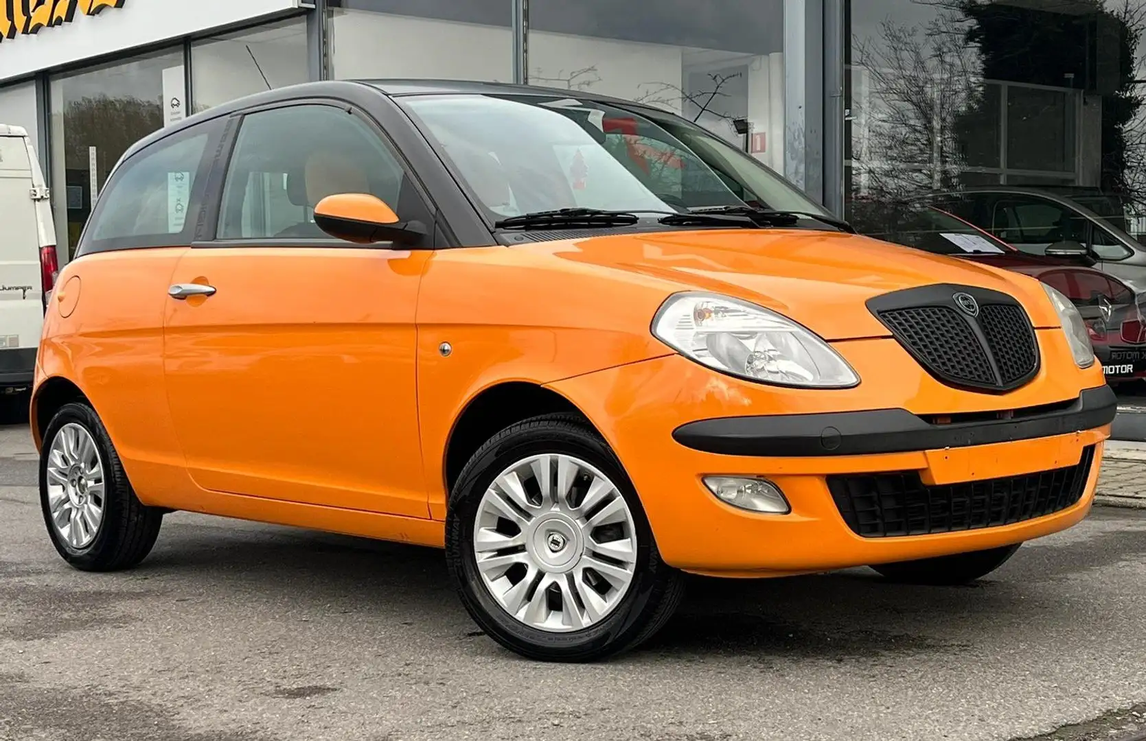Lancia Ypsilon 🟩 Ypsilon 1.2i 16v MomoDesign Orange - 1