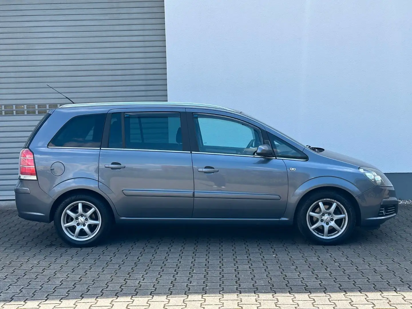 Opel Zafira 1.8 B  *TÜV neu*Navi*Klima*TEMP*7-Sitzer Gris - 2