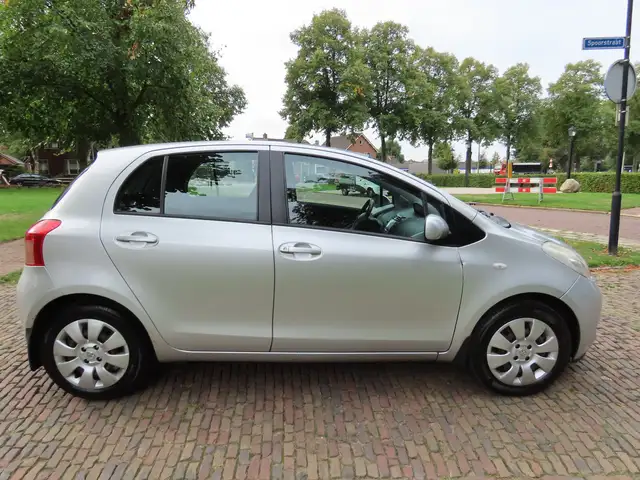 Toyota Yaris view 4