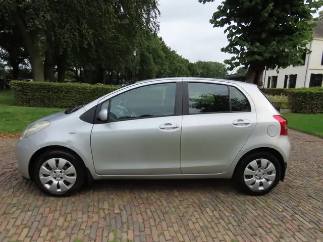 Toyota Yaris view 3