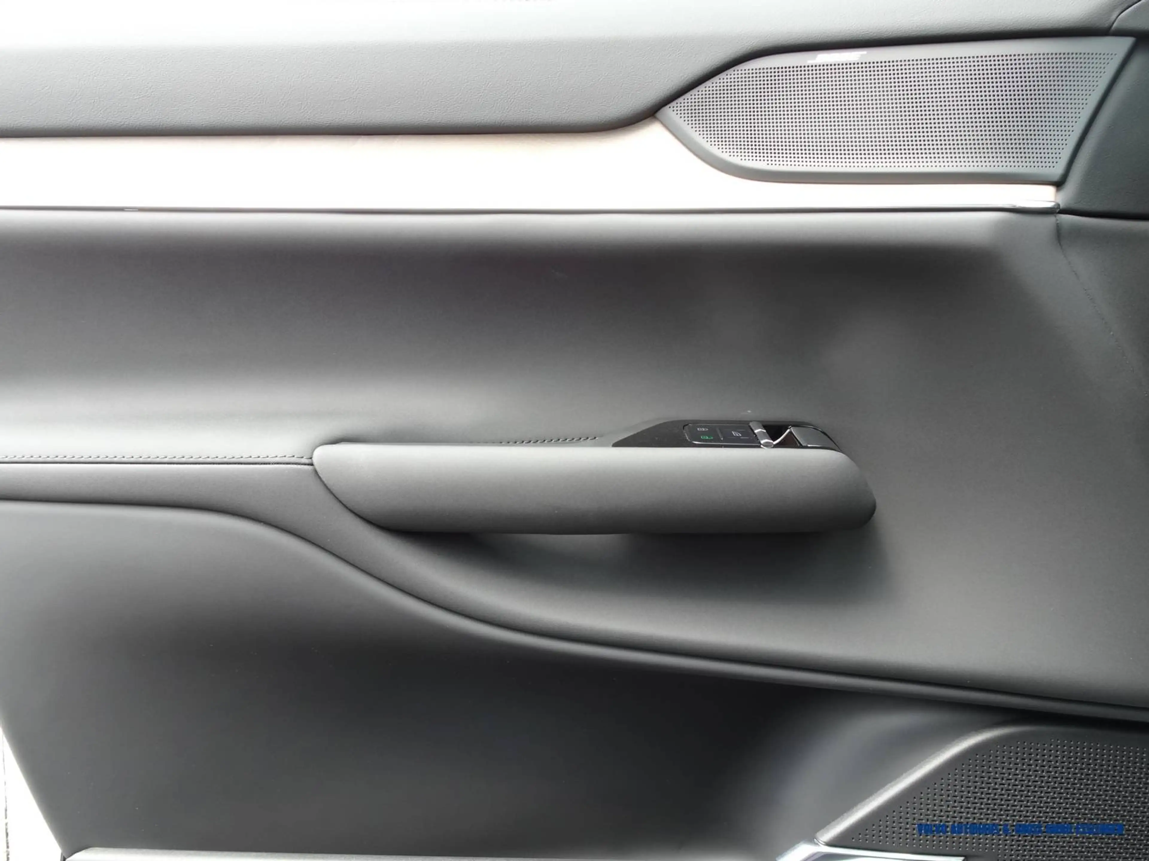 Volvo EX90 AWD Twin Motor Plus Executive Edition — photo 9