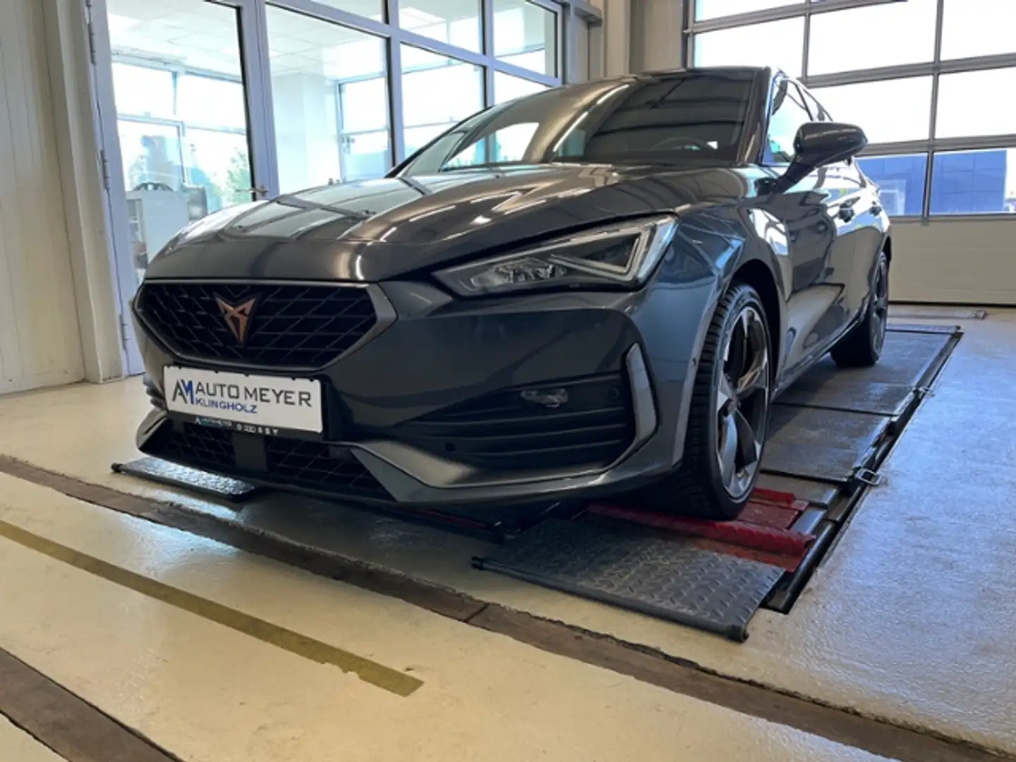 CUPRA Leon 1.5 eTSI 7-Gang DSG Kamera Navi ACC Grau - 2