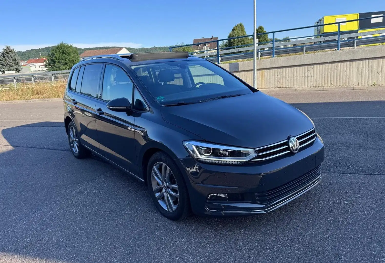 Volkswagen Touran Sound 2.0 TDI LED+ Pano Navi App 7-Sitzer Grau - 2