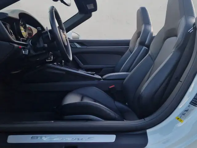 Porsche 992 view 15